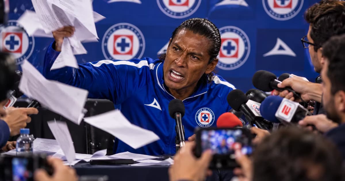 Joel Huiqui enojado en rueda de prensa
