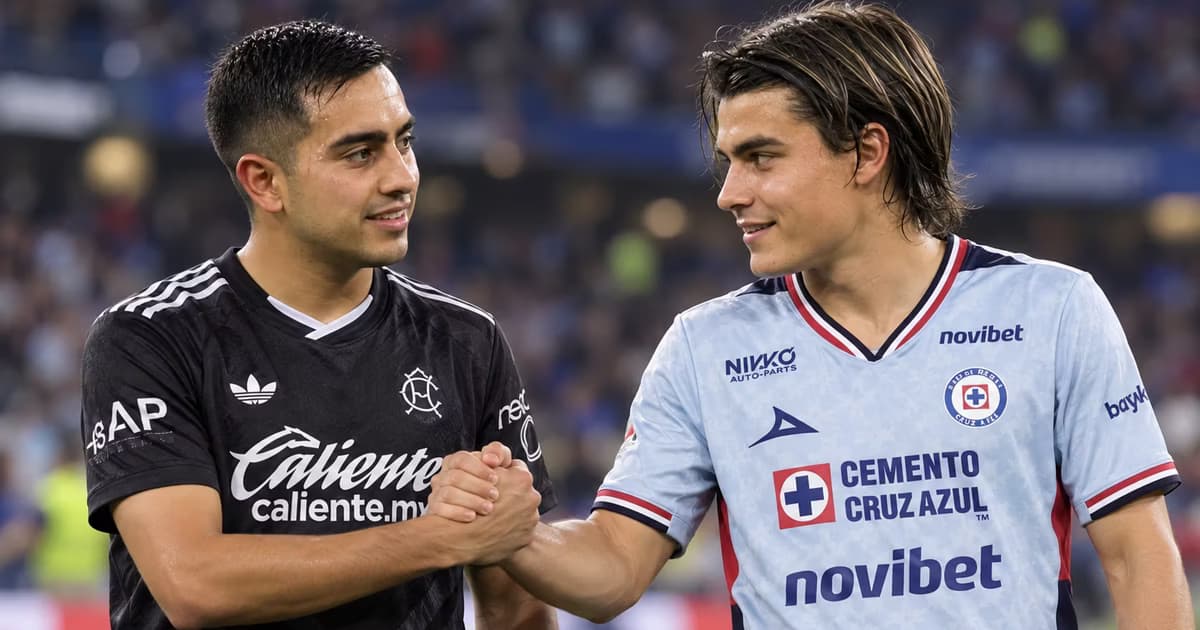 Erick Sánchez ayudó a Luka Romero a estirar después de que el futbolista de Cruz Azul sintiera una molestia tras el silbatazo final.