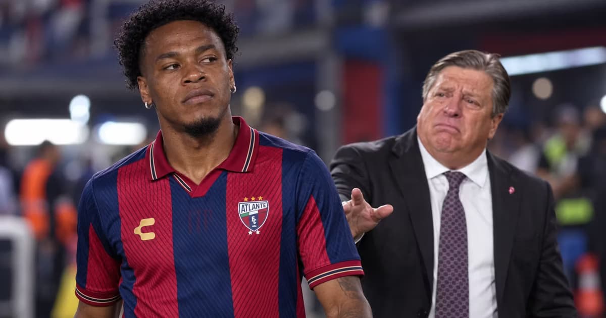 Jhojan Julio corrió hacia el banquillo después de marcar el cuarto gol de Atlante y celebró con un integrante del cuerpo técnico mientras Miguel Herrera permanecía a pocos metros.