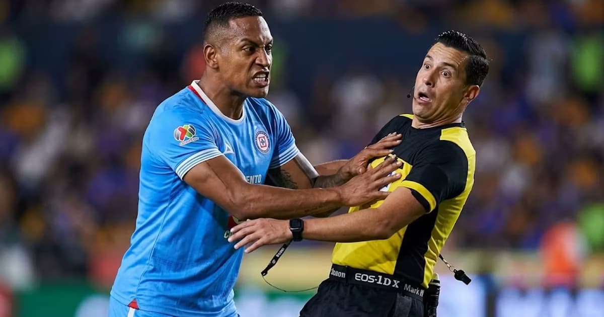 Luis Chávez quedó señalado en la acción que terminó con Colombia arriba en el marcador ante México.