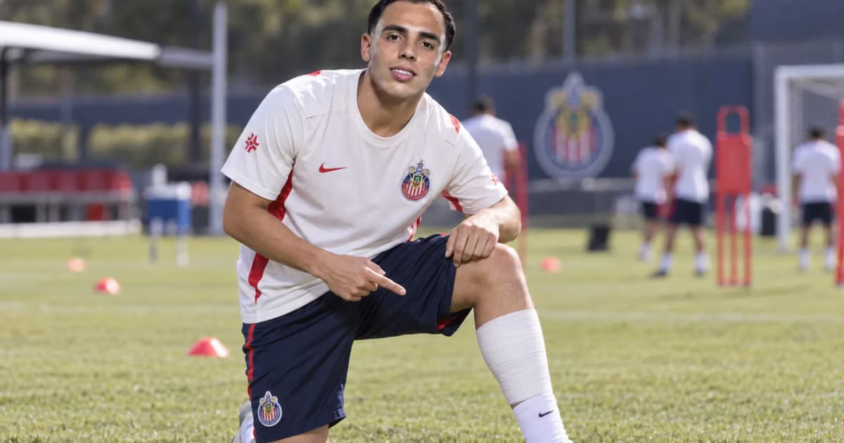 Hugo Camberos mostró durante una práctica de Chivas el tatuaje de Rayo McQueen que lleva en la pierna derecha.