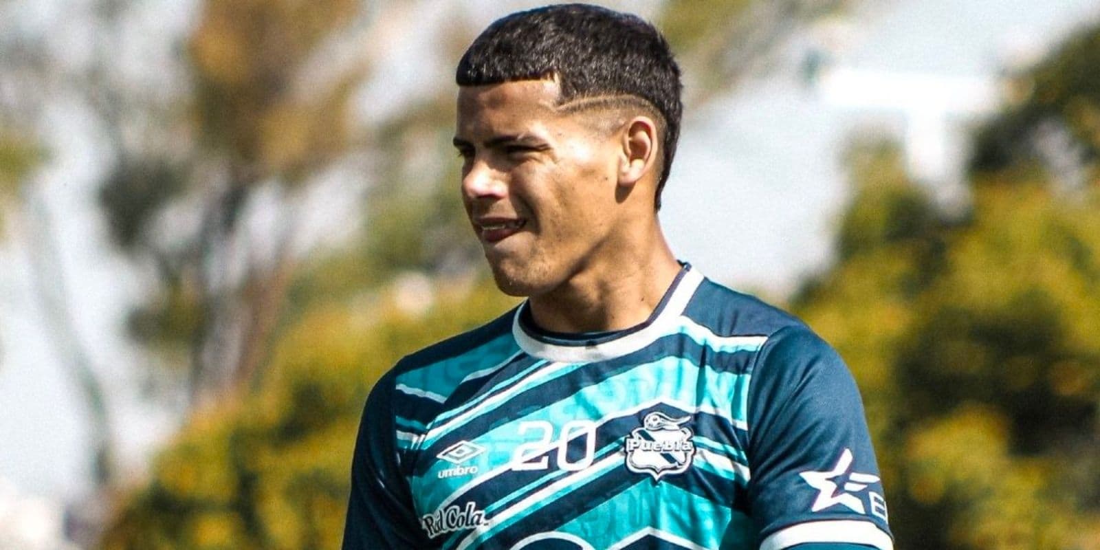 Acaba de renovar con el Club Puebla y ahora Maxi Araújo se encuentra con un problema grande.