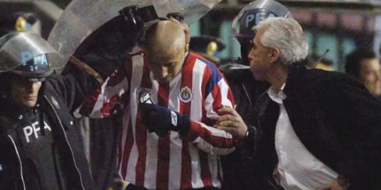 Adolfo Bautista sufrió una lamentable agresión de Jorge Benítez tras su salida en el Boca Juniors vs Chivas