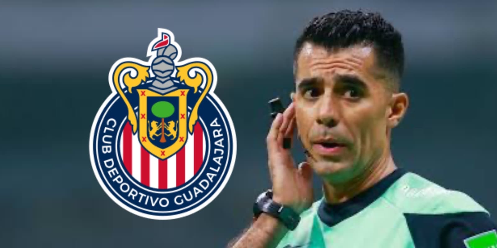 Adonaí Escobedo junto al escudo de Chivas / FOTO AS MÉXICO