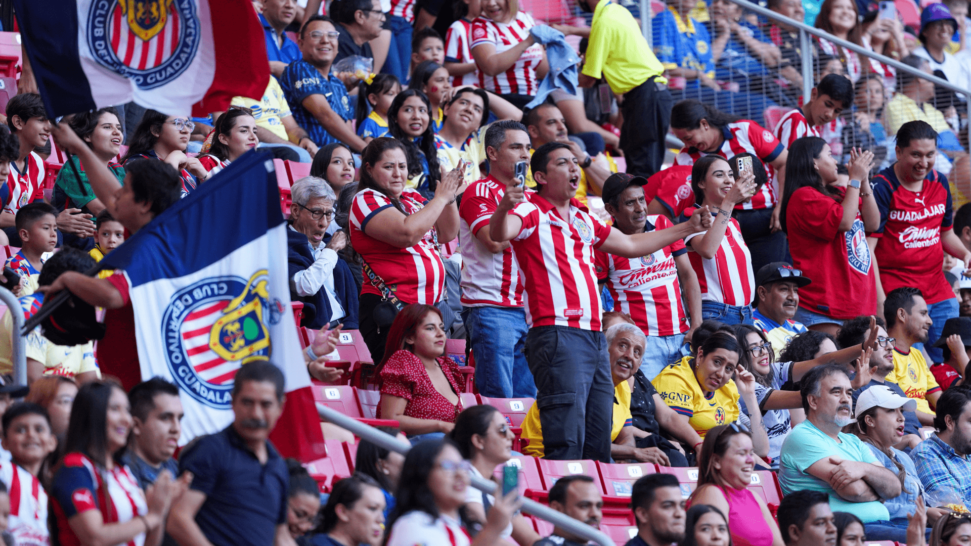 Afición de Chivas. | Foto: X oficial de @LigaBBVAMX