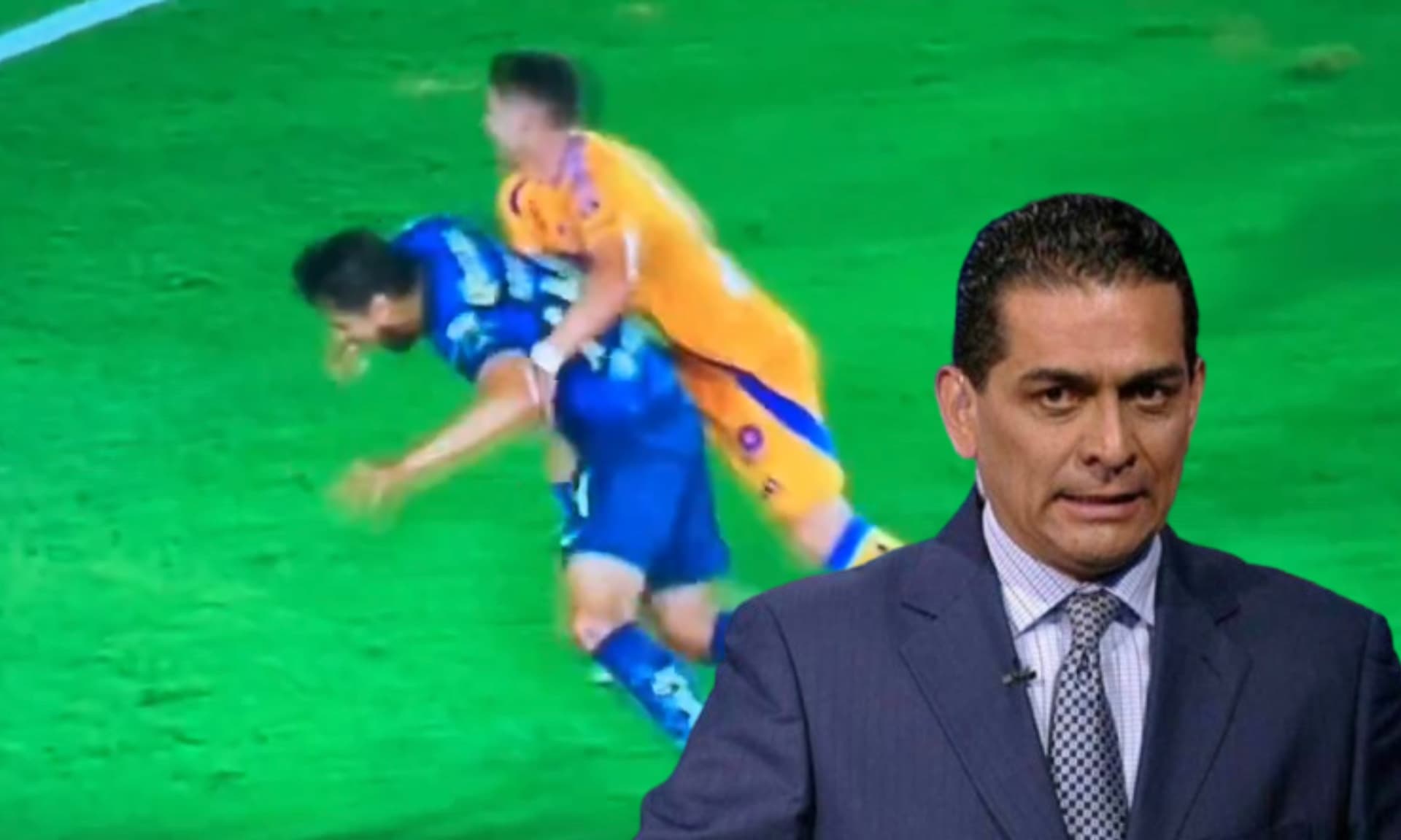 Agarrón de Jesús Angulo a Néstor Araujo en el área de los tigres (fuente: Azteca)
