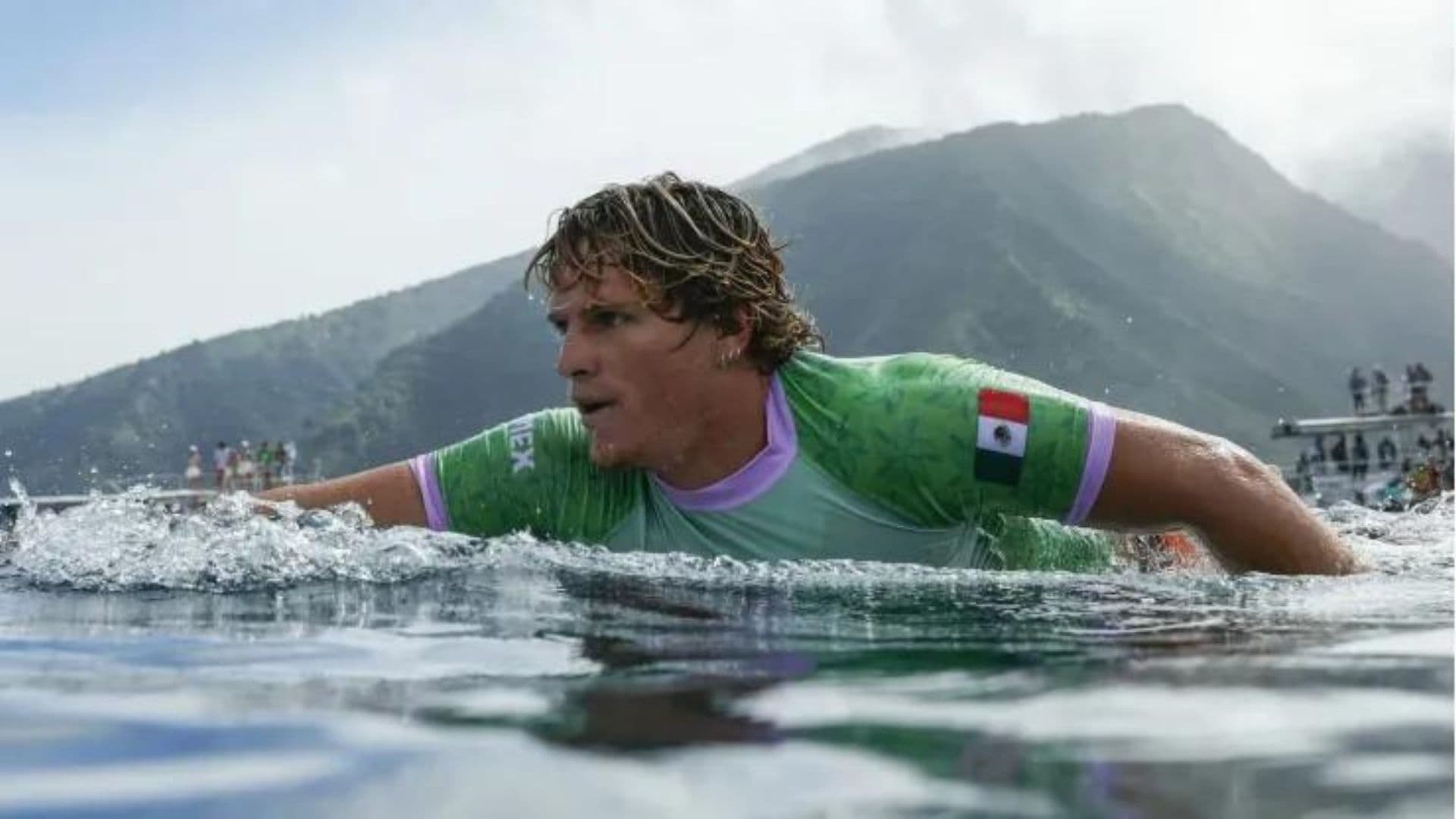 Alan Cleland surfeando en París 2024. (Foto: Getty Images)
