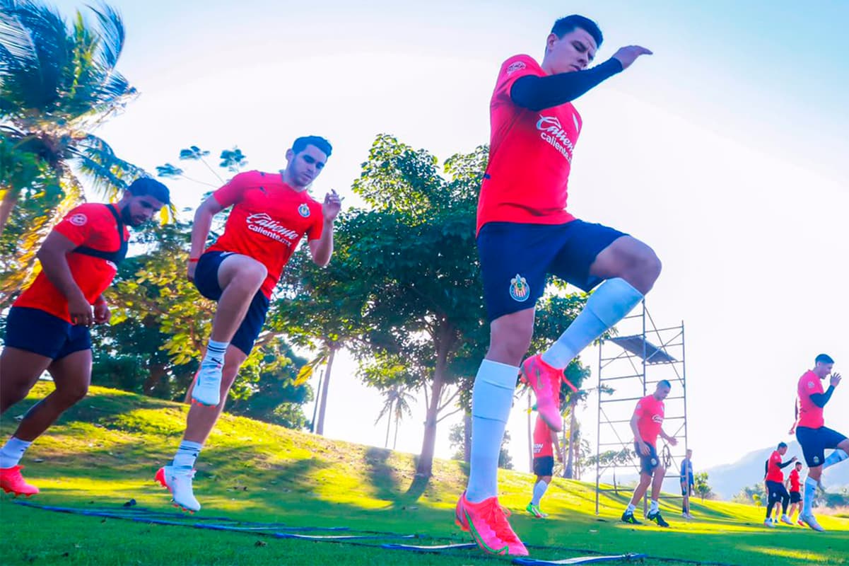 Alan Mendoza podría ser una opción para sumar competencia en la lateral izquierda de Chivas.