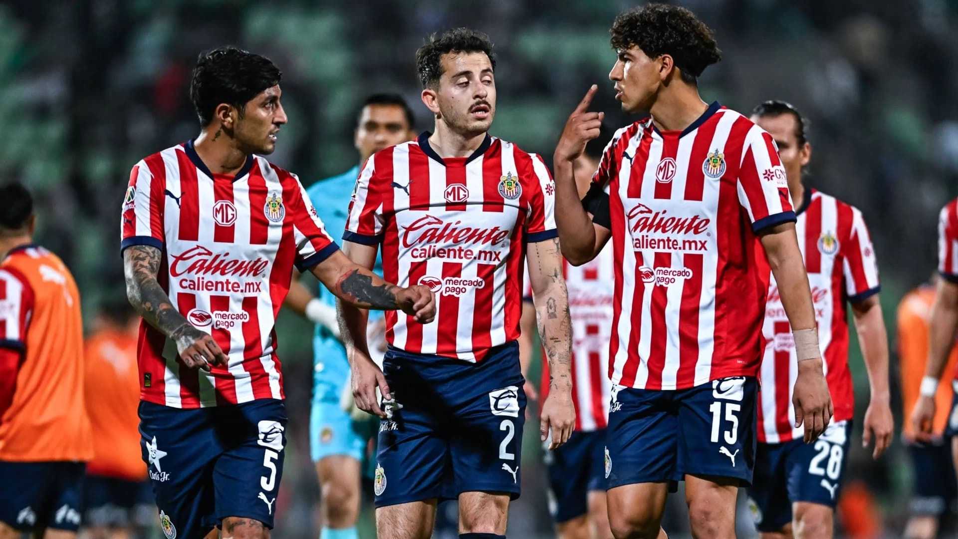 Alan Mozo dialogando con Erick Gutiérrez durante partido de Chivas