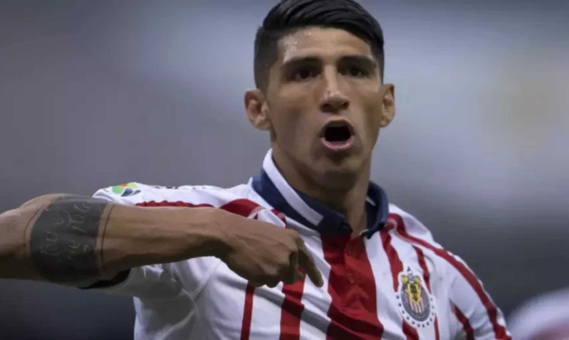 Alan Pulido con el combinado de Chivas festeja gol (Fuente: Mexsports)