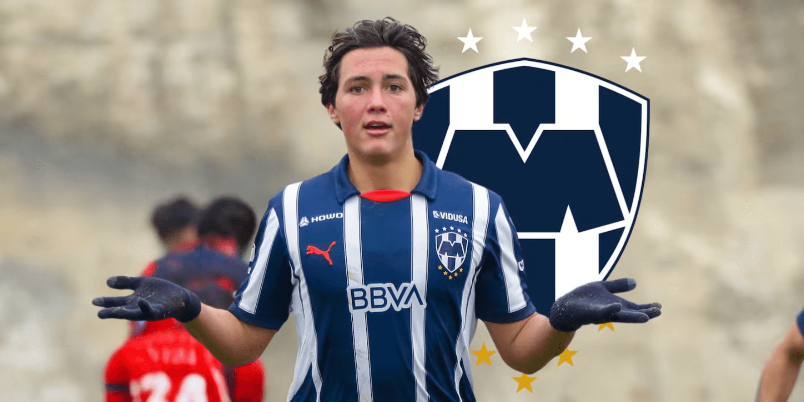 Aldo Patricio De Nigris junto al escudo de Rayados / FOTO SDP NOTICIAS