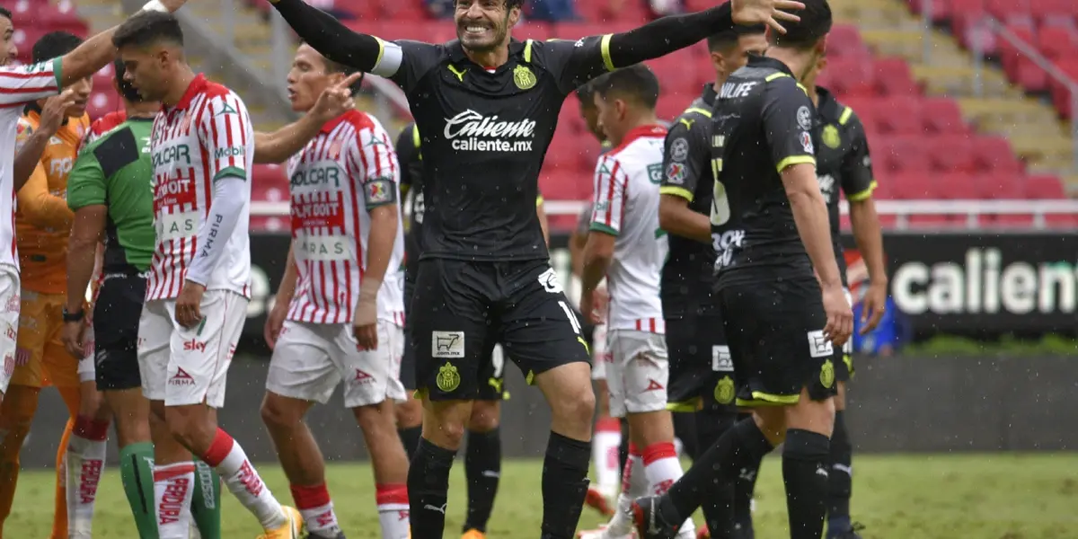 Alejandro Zendejas colaboró en la victoria de las Chivas con una clara falla desde el punto penal.