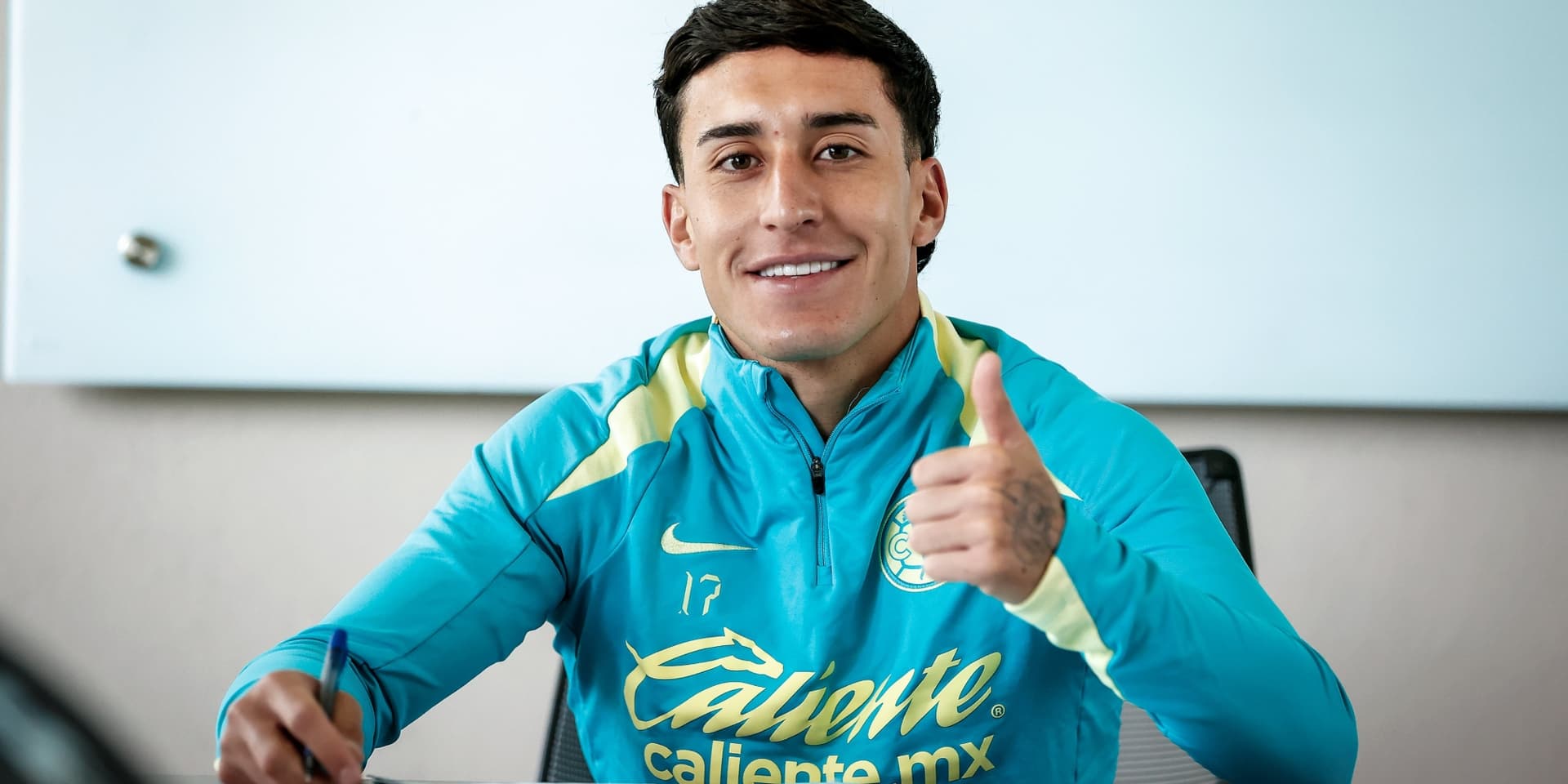 Alejandro Zendejas durante su renovación con el América (Fuente: Club América)