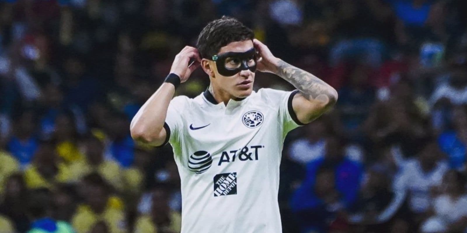 Alejandro Zendejas se viste de héroe en el América vs Cruz Azul, la fractura de la nariz no fue ningún problema.