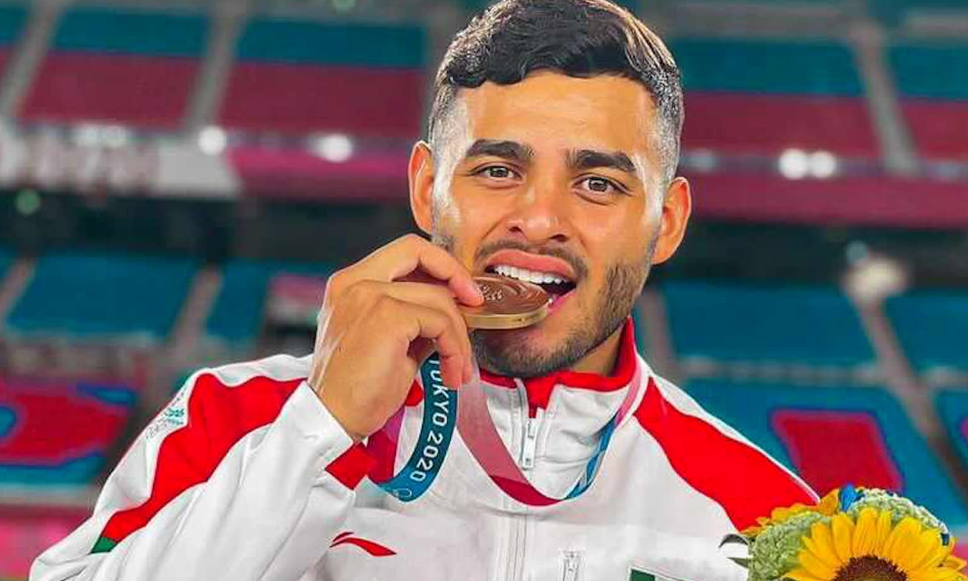 Alexis Vega en la ceremonia de premiación a los tres equipos que lograron medalla (Fuente: TUDN)