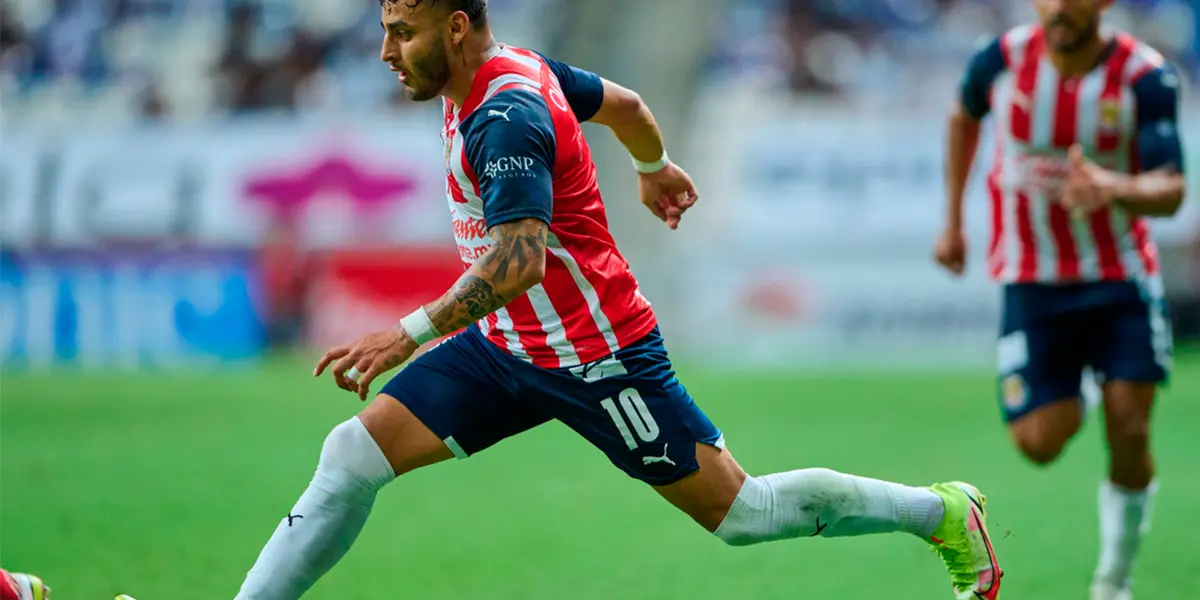 Alexis Vega habría pedido el doble de su salario actual para renovar con Chivas. 