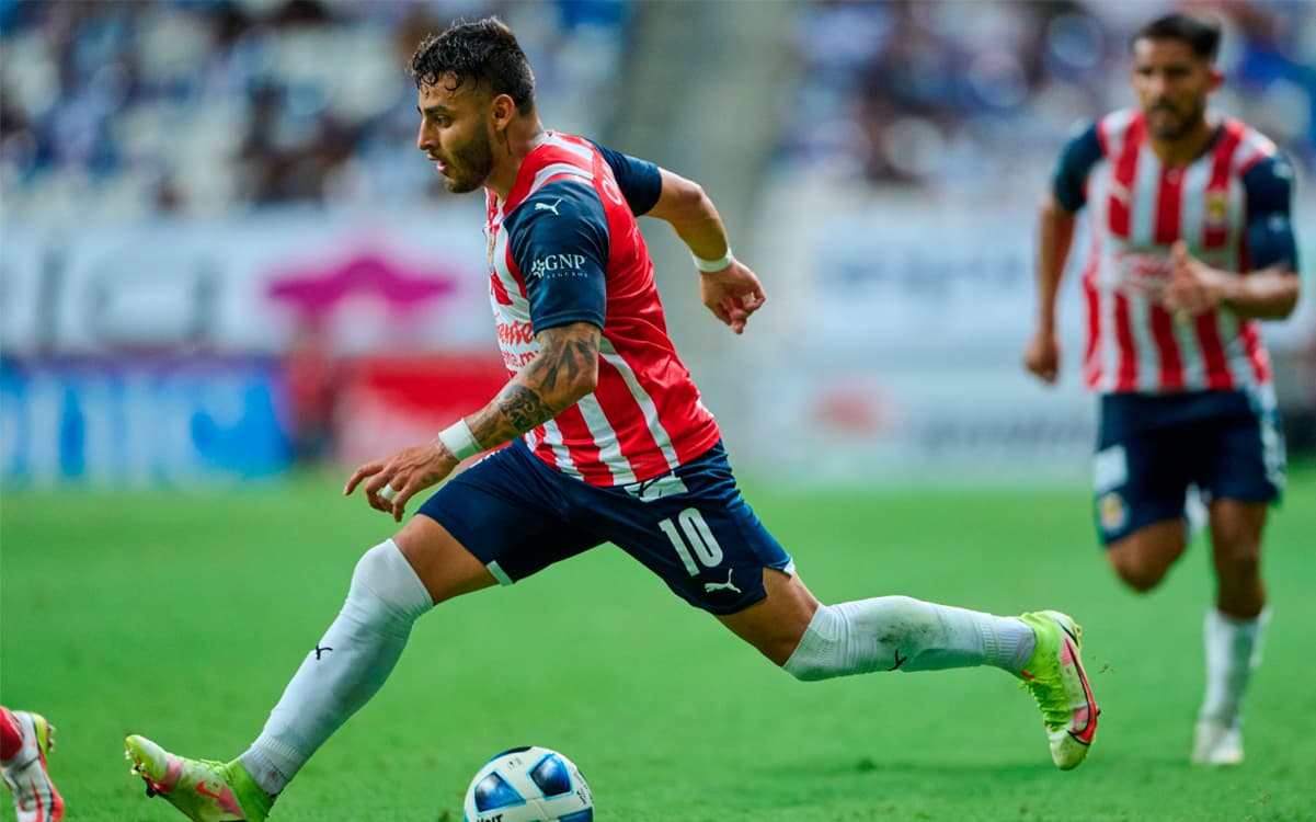 Alexis Vega habría pedido el doble de su salario actual para renovar con Chivas.