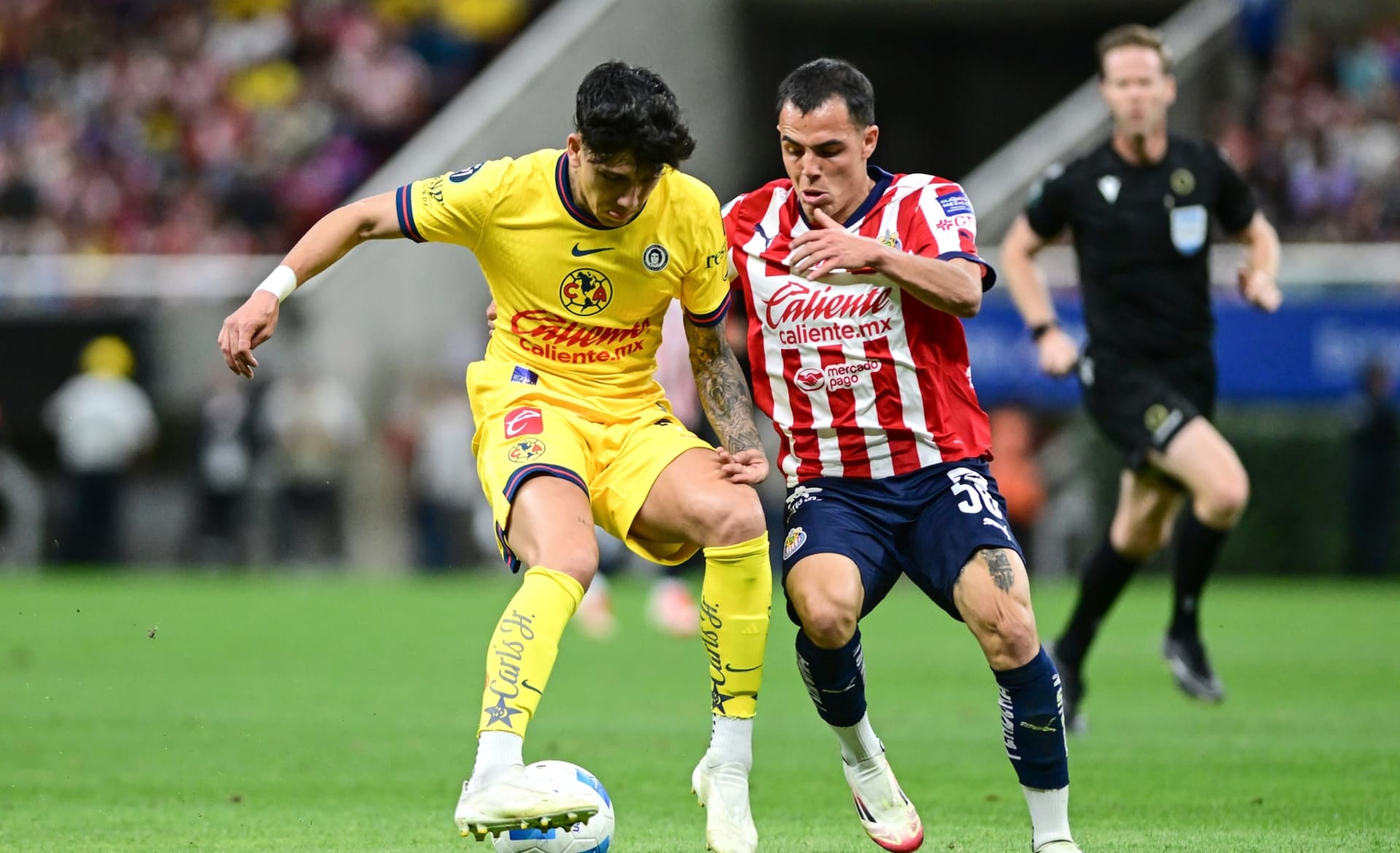 Álvarez pelea una pelota con jugador de Chivas (Fuente: Mexsports)