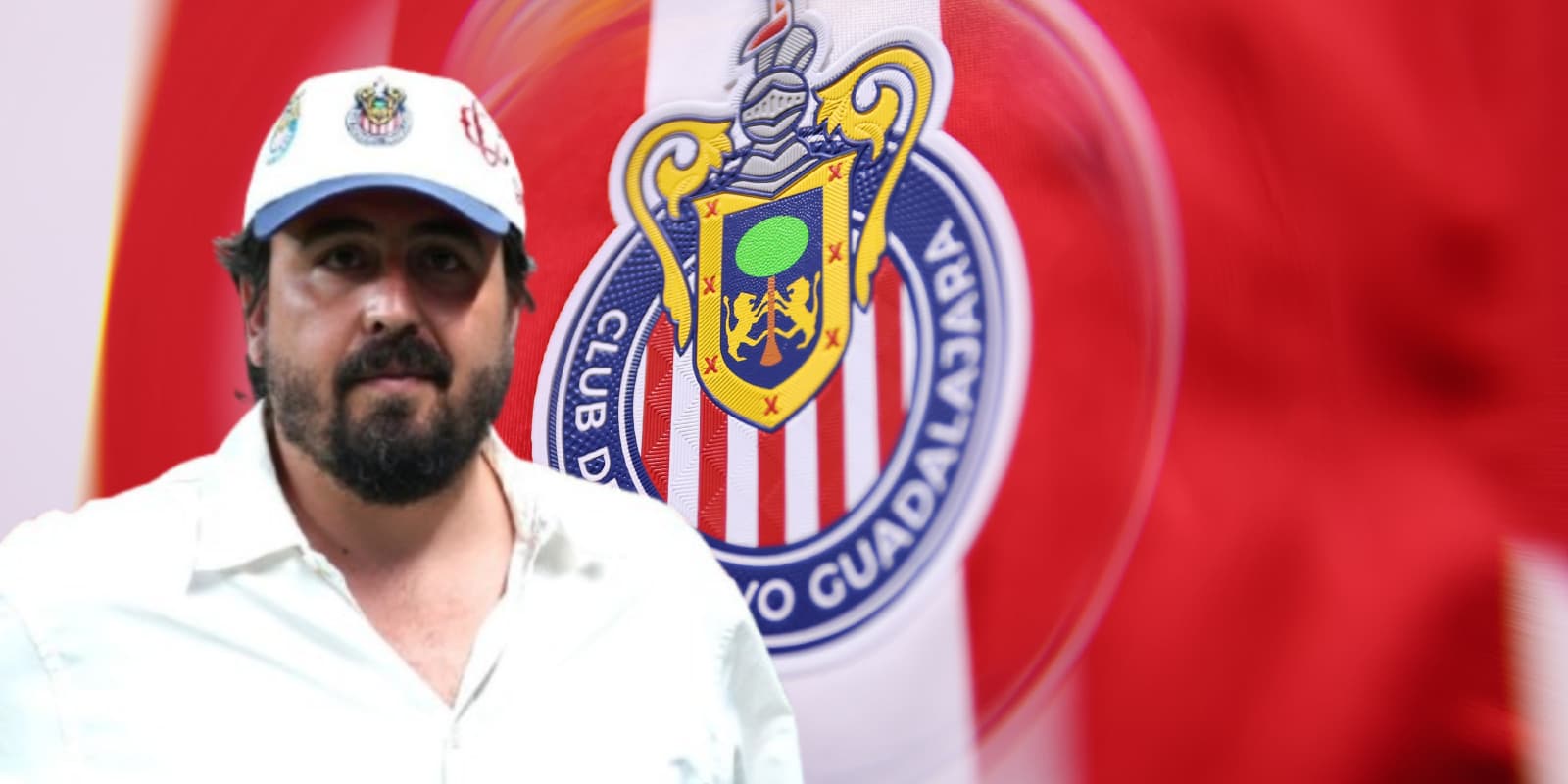 Amaury Vergara junto al escudo de Chivas