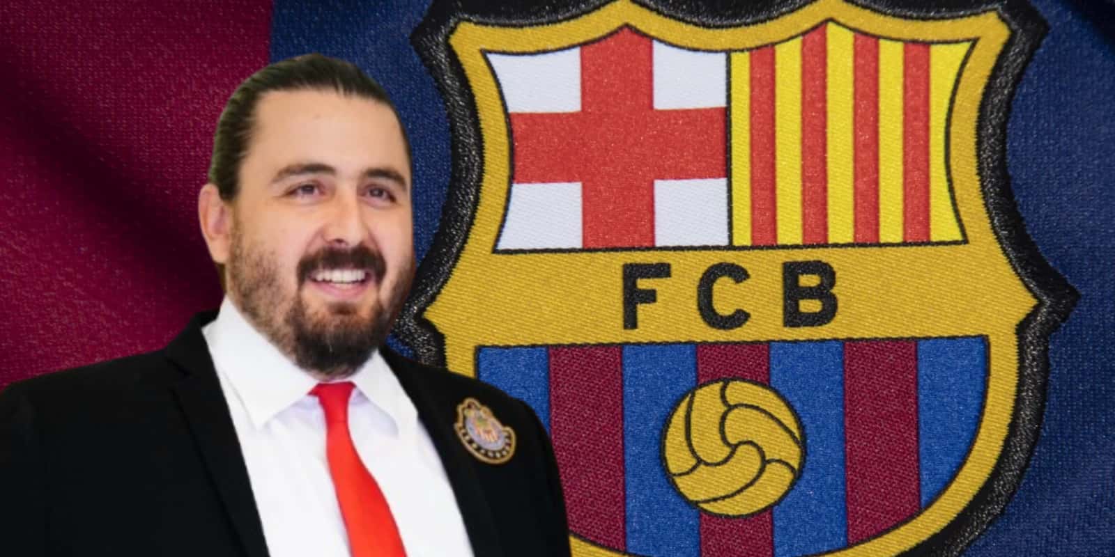 Amaury Vergara junto al escudo del FC Barcelona / FOTO MILENIO