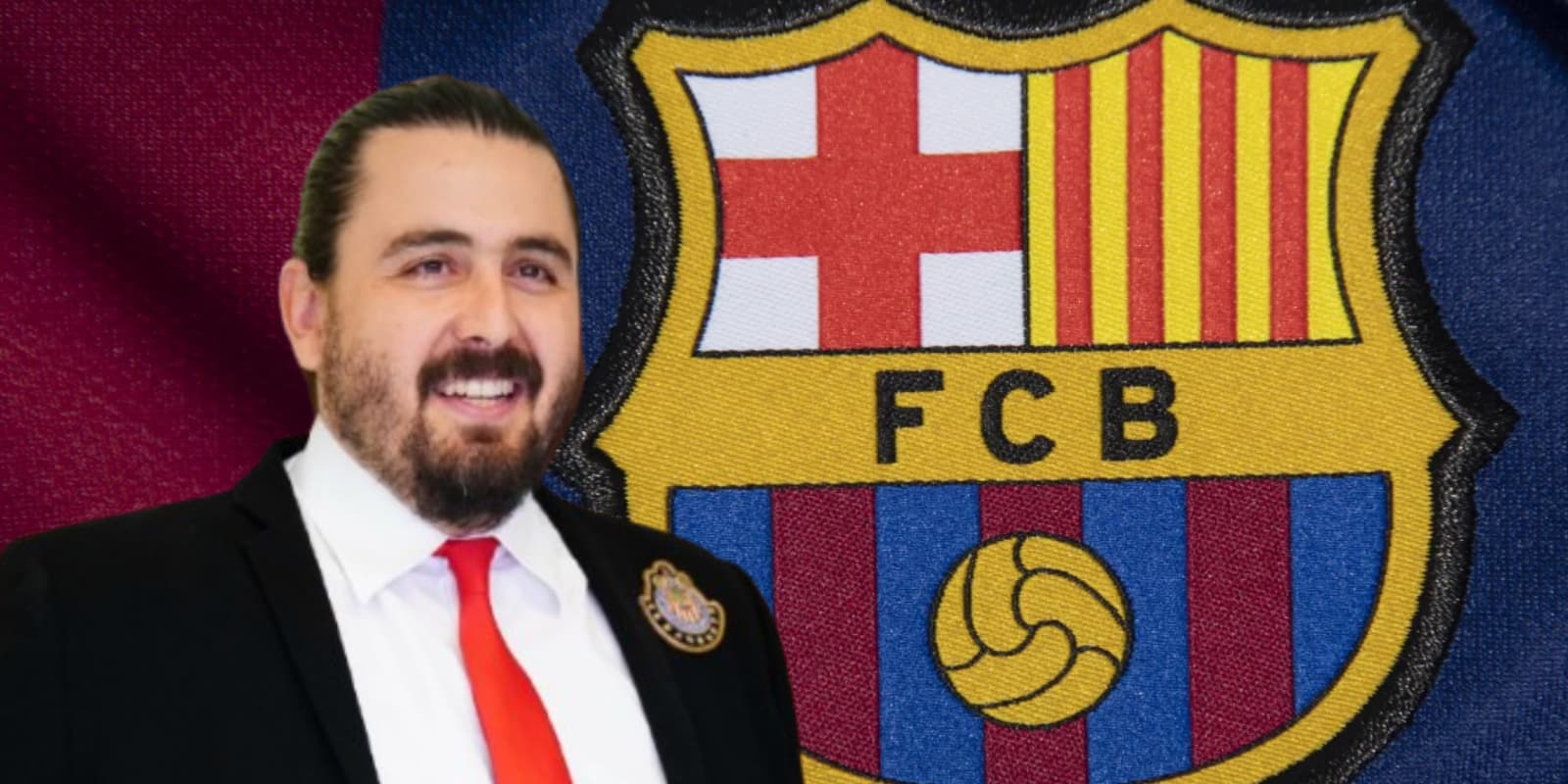 Amaury Vergara junto al escudo del FC Barcelona / FOTO MILENIO