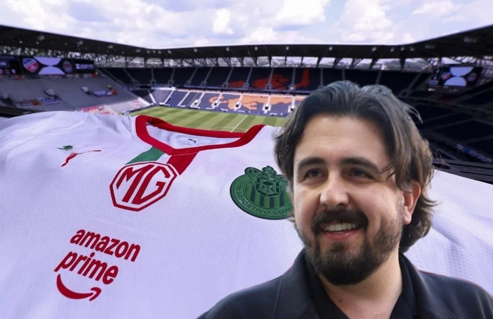 Amaury Vergara riendo y playera del Guadalajara/ Foto Chivas.