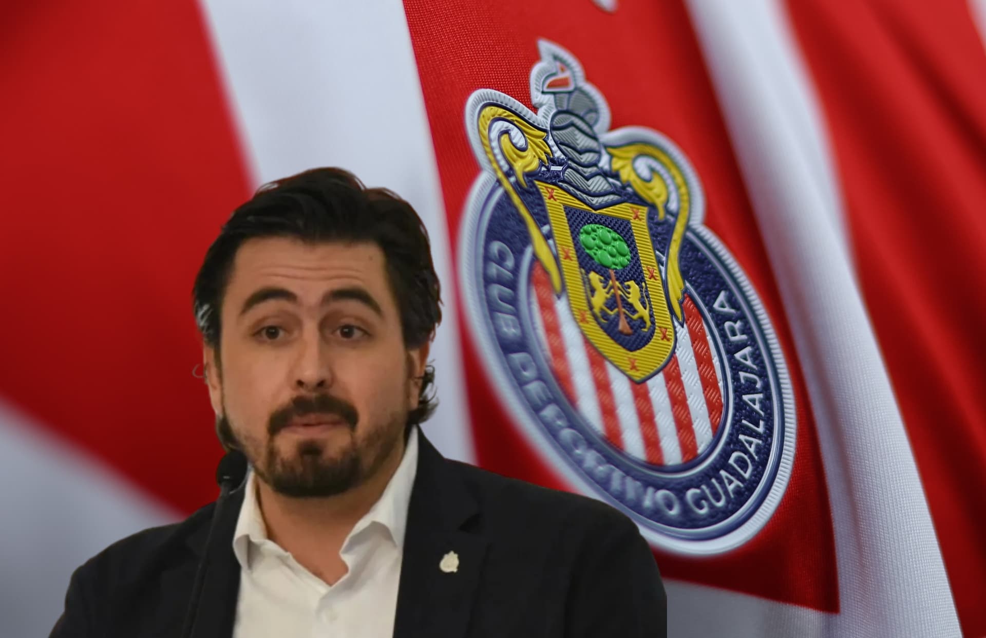 Amaury Vergara y escudo del Guadalajara/ Foto Chivas.