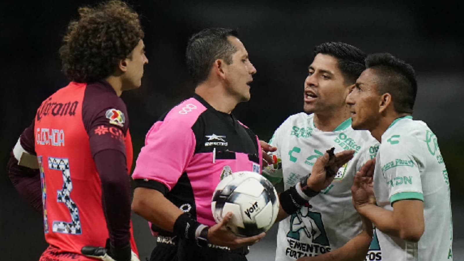 América recibe a León en el Estadio Azteca en medio de la polémica arbitral de Diego Montaño