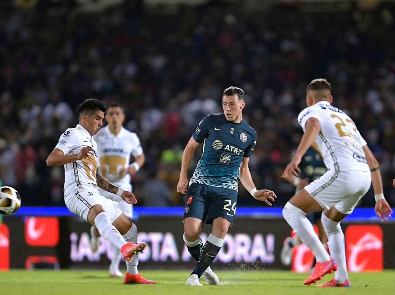 América se enfrentará esta noche a Pumas en la cancha del Estadio Azteca, el duelo está programado a las 19 horas y será transmitido por TUDN y Canal 5.