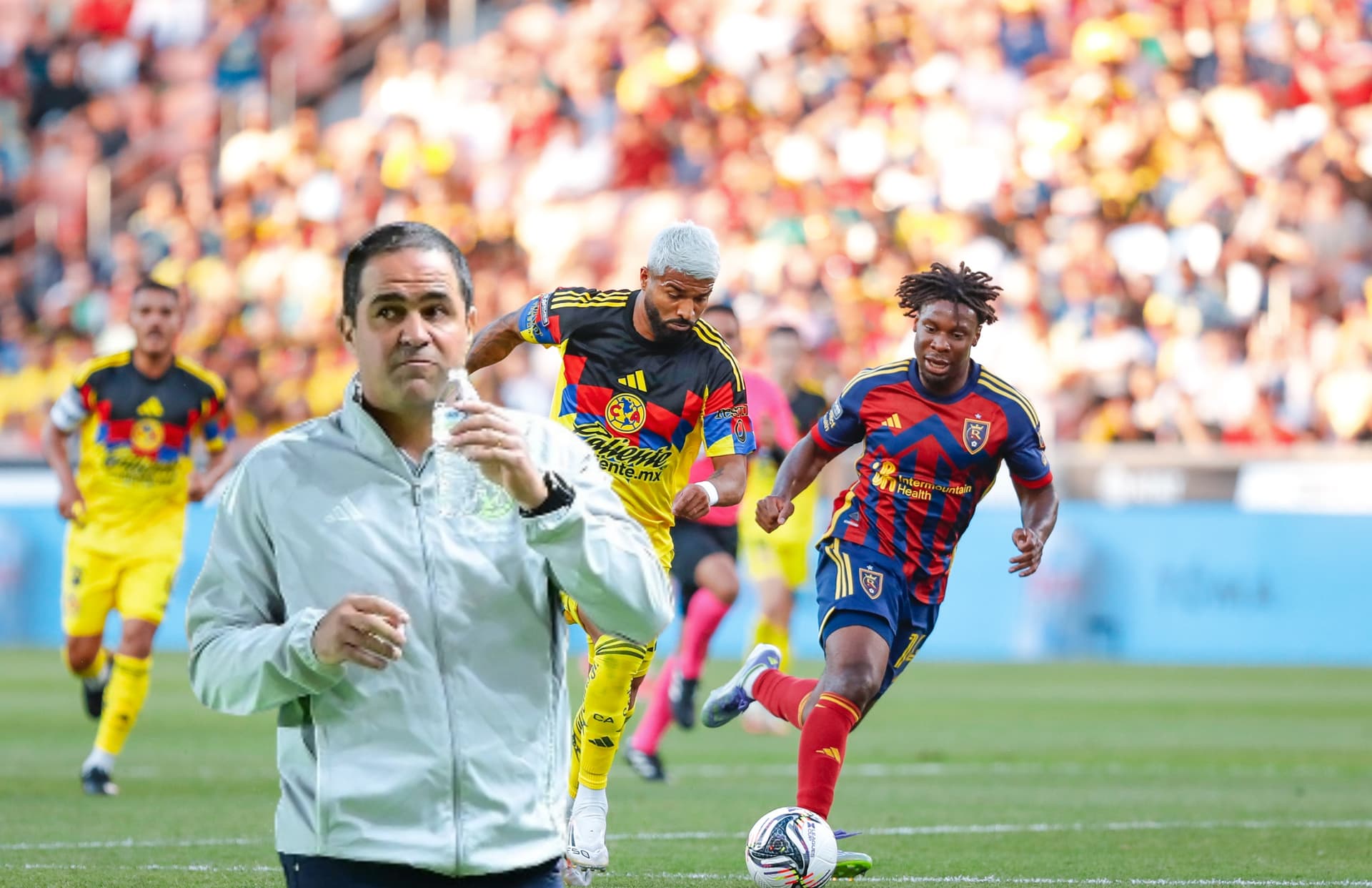 André Jardine bebiendo agua y jugadores detrás del balón/ Foto Club América.