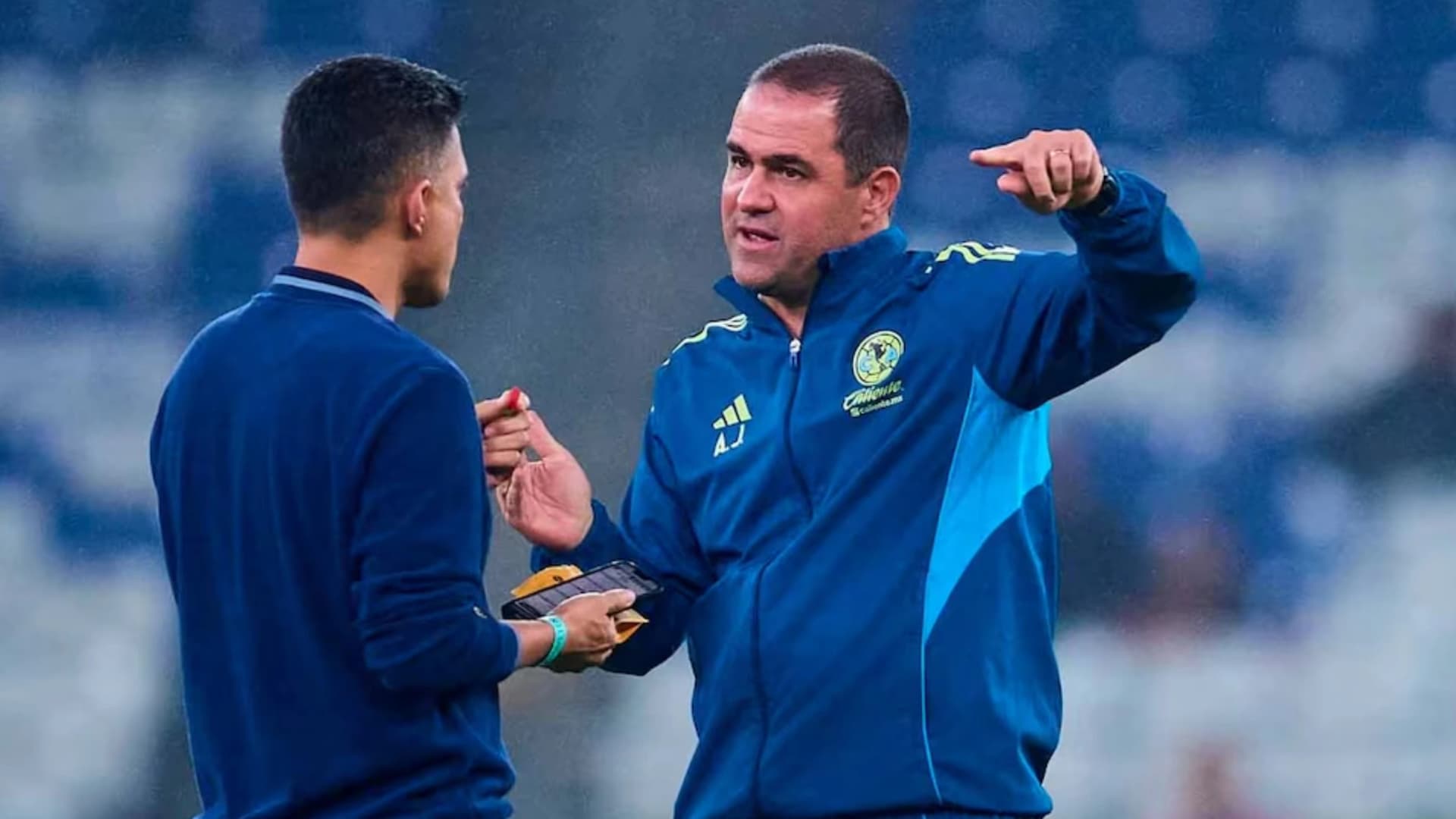 André Jardine discutiendo con Diego Ramírez en el América