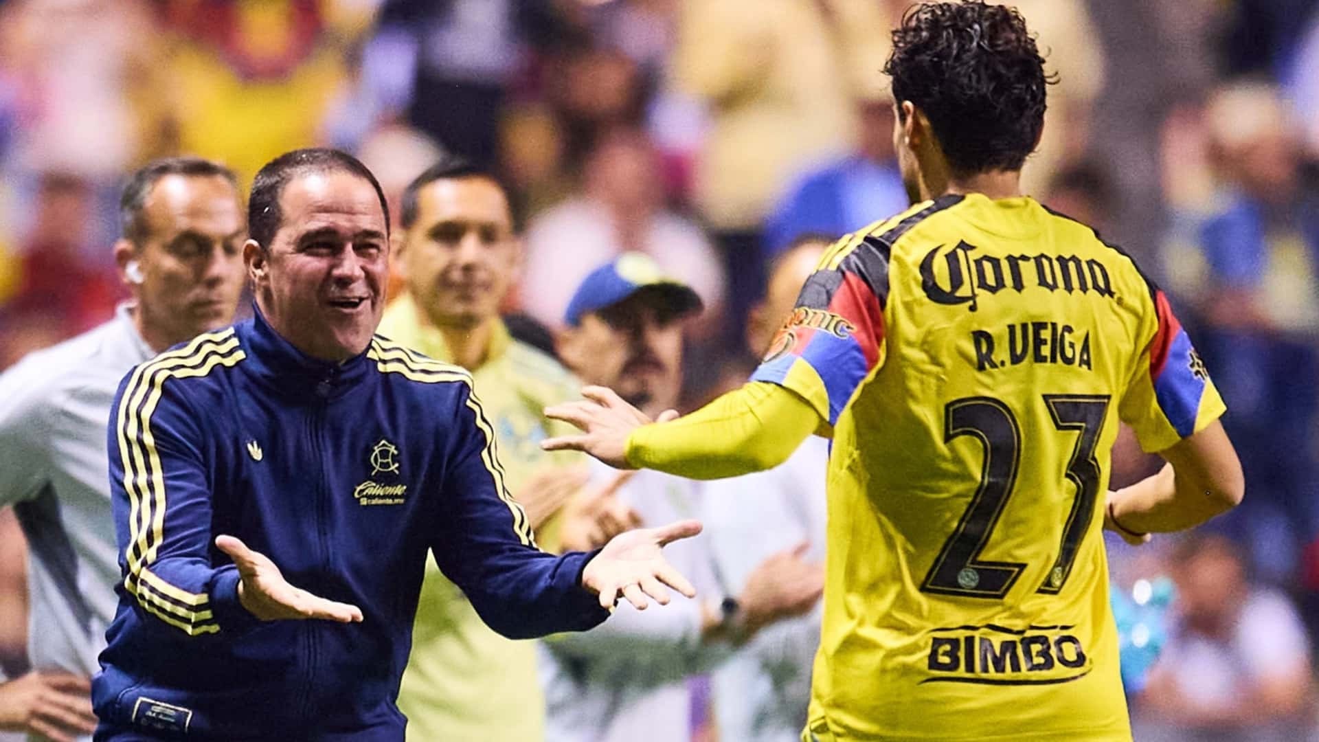 André Jardine festejando Raphael Veiga su gol en el América