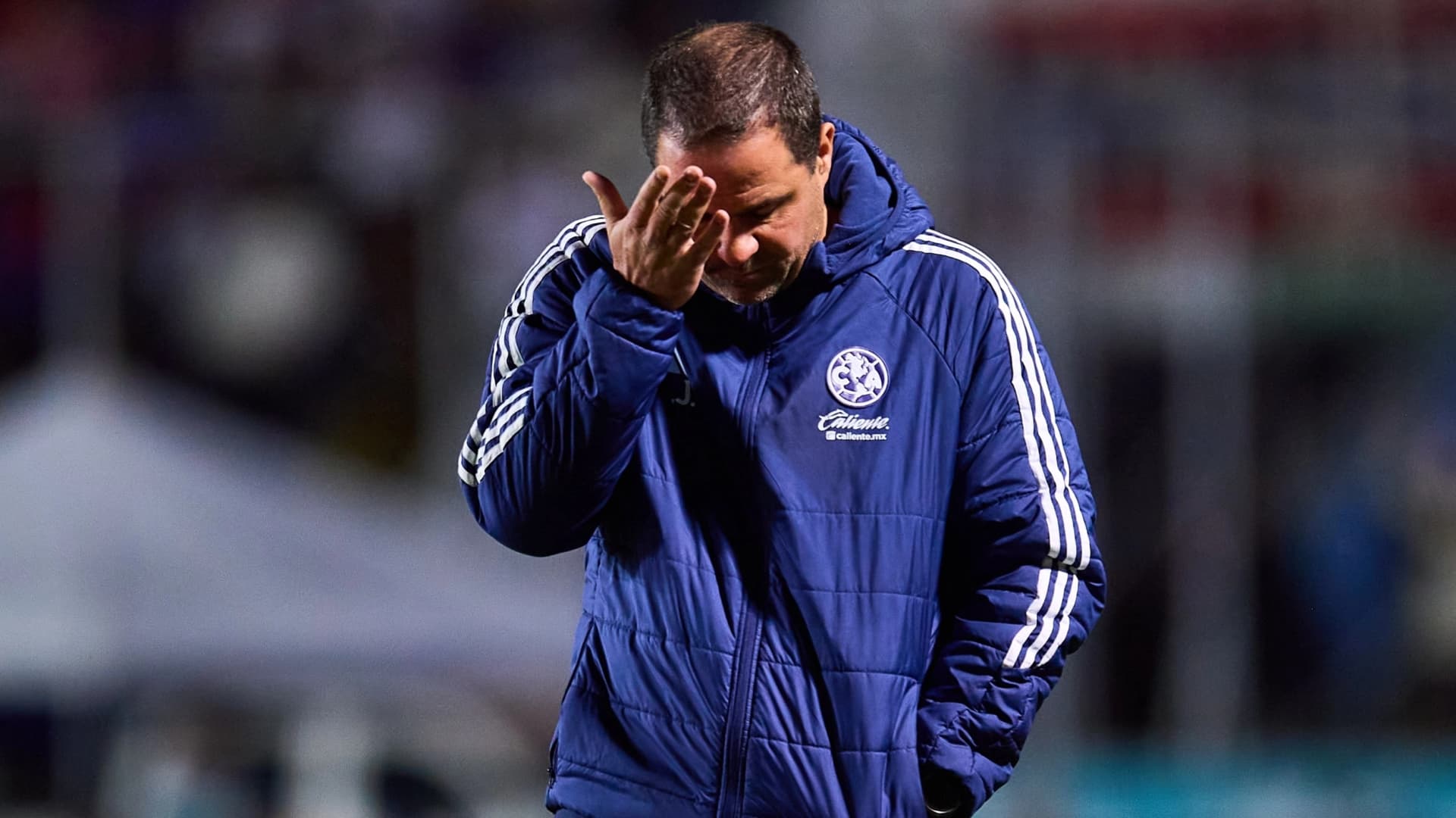 André Jardine lamentándose el resultado del América