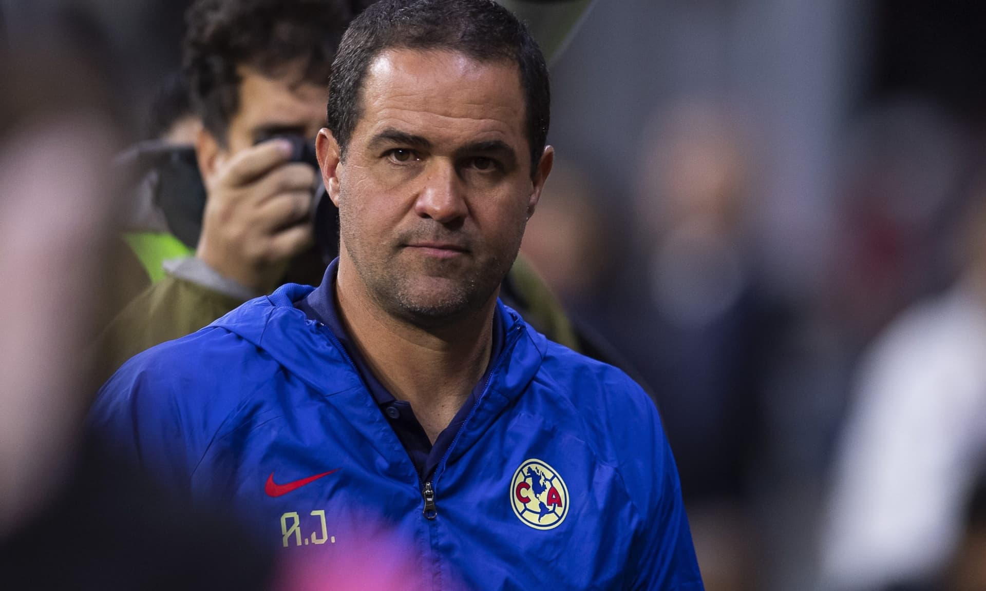 André Jardine sale del estadio Azteca rodeado de fotógrafos ( Fuente Enfoque Noticias)