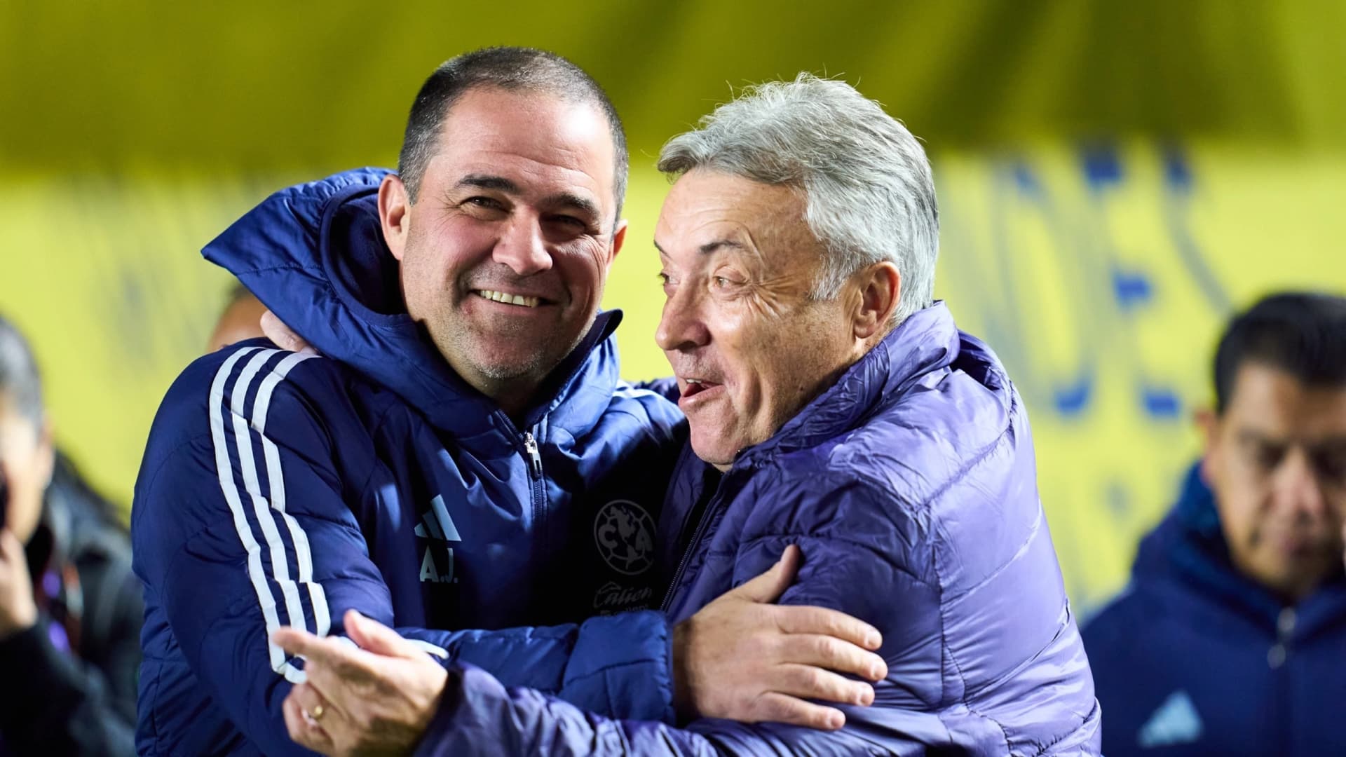 André Jardine saludando a Domemec Torrent previo al América vs Rayados