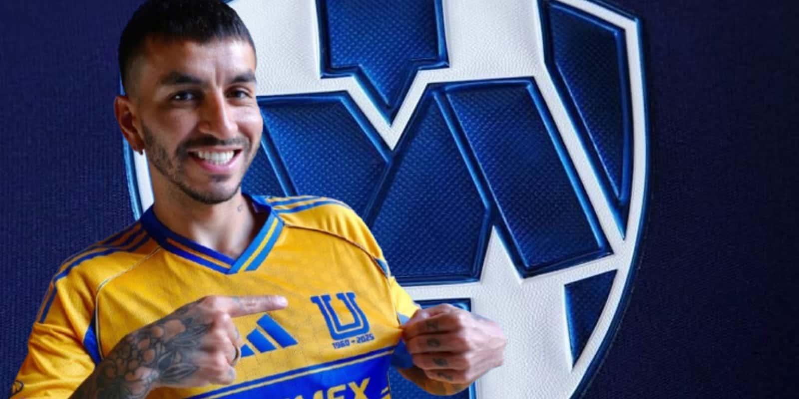 Ángel Correa junto al escudo de Rayados / FOTO MARCA