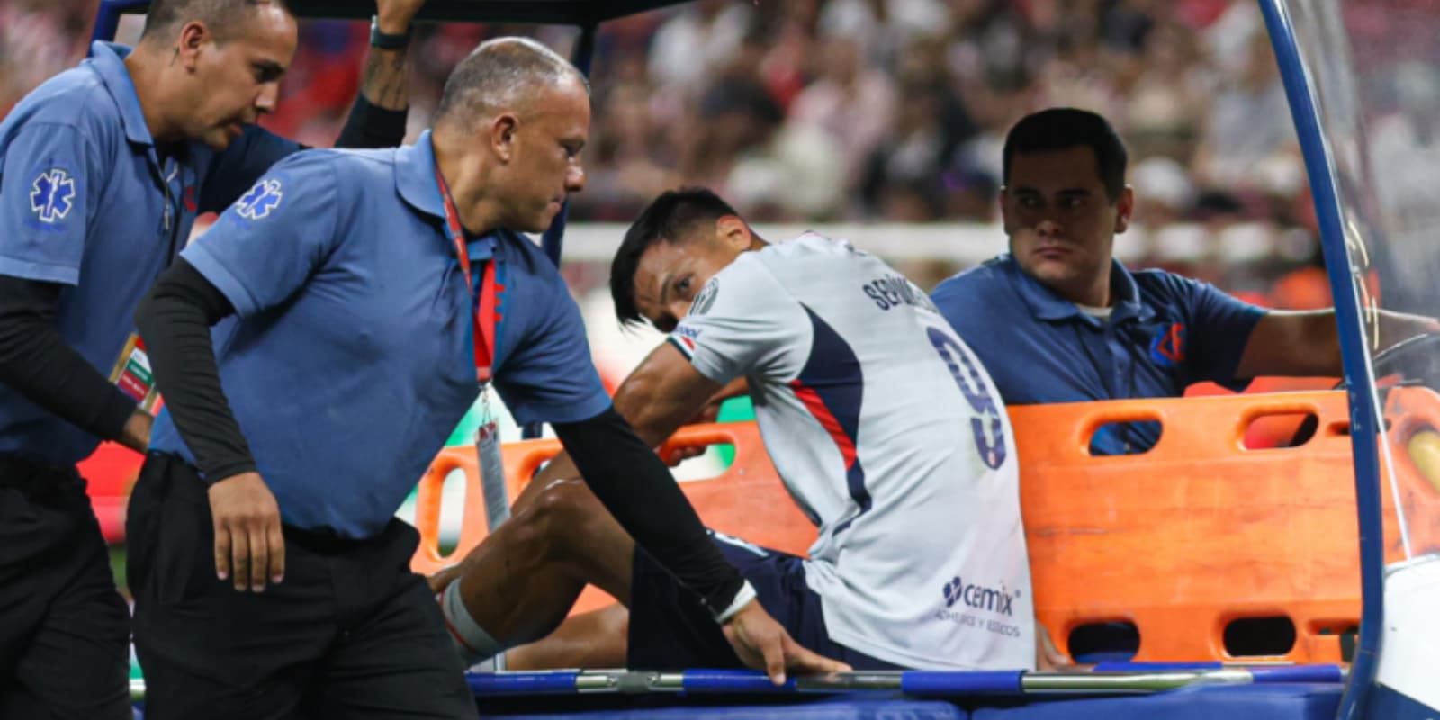 Ángel Sepúlveda saliendo lesionado del Chivas vs Cruz Azul / FOTO ESTO