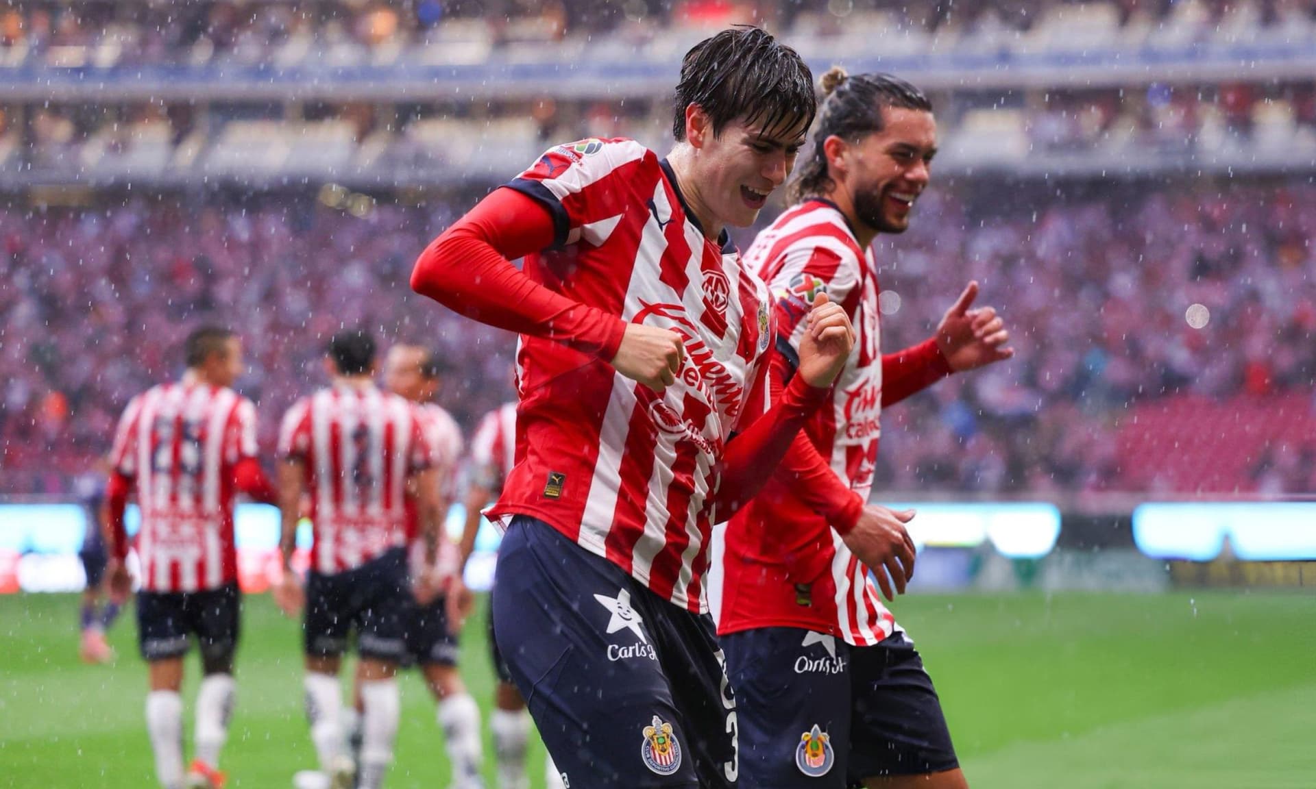 Armando González festeja el segundo gol de Chivas, junto con Cade Cowell (Fuente: Antonio Rosique)