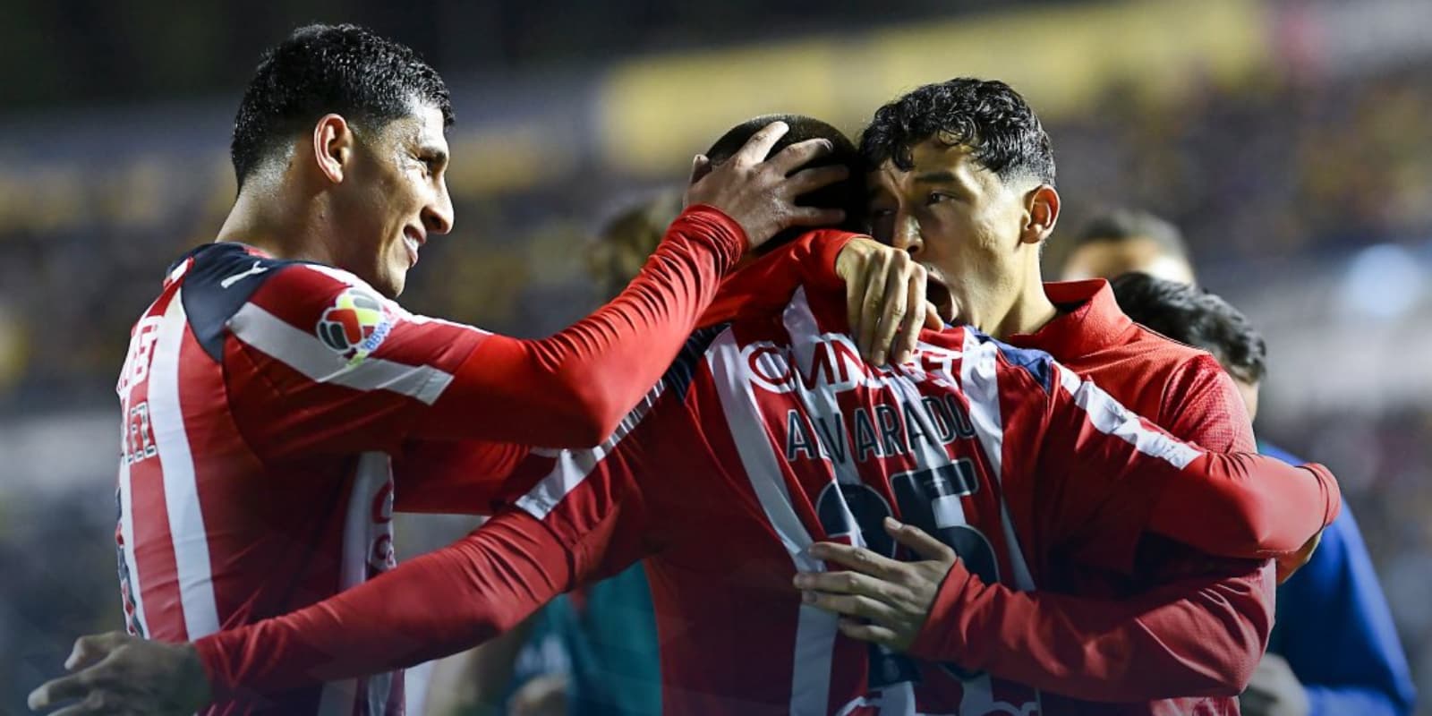 Armando González festejando su gol ante América / FOTO CHIVAS