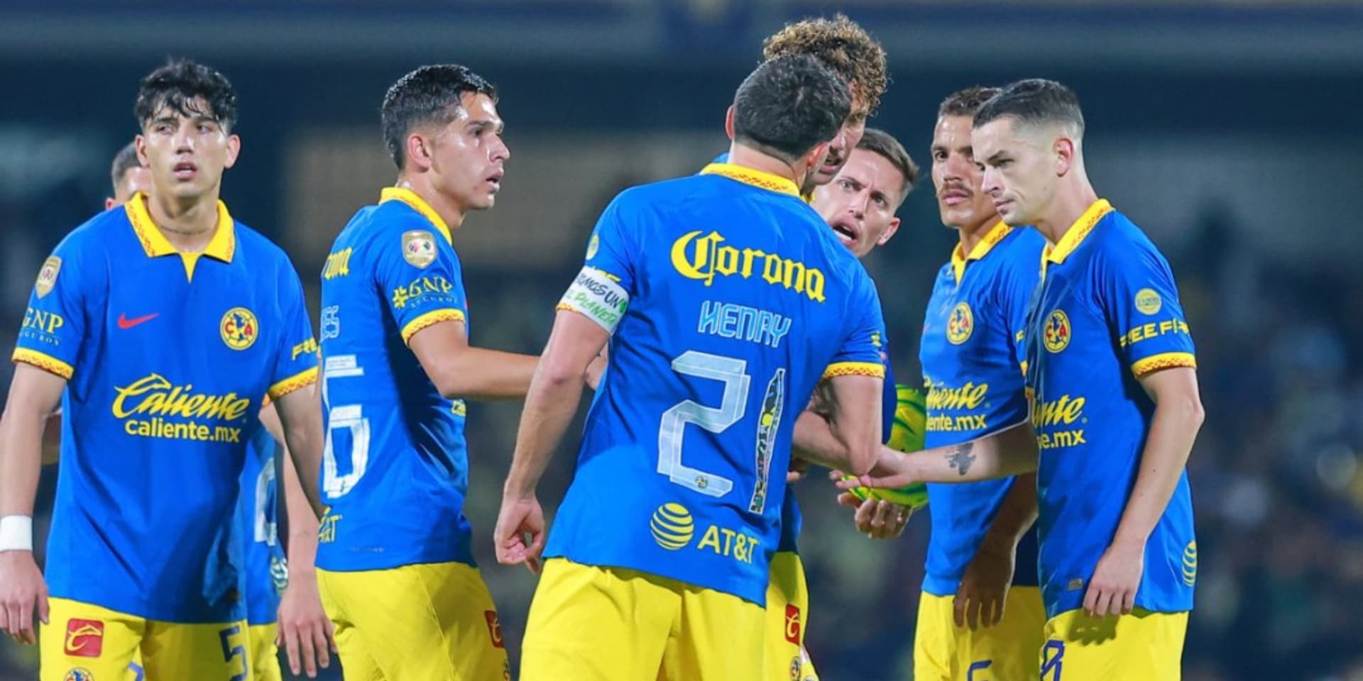 Brian Rodríguez discute con Henry Martín en el Pumas vs. América / Foto: Mexsport