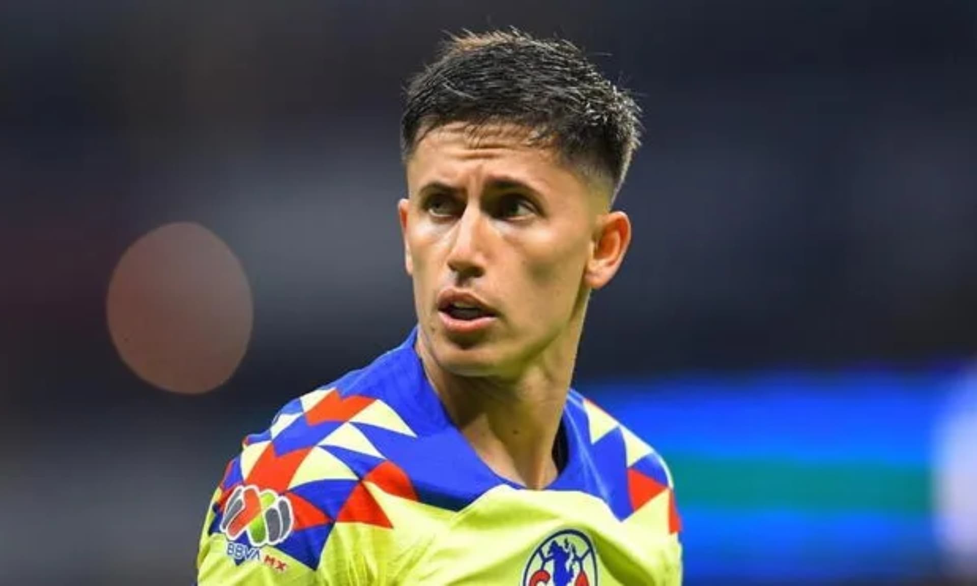 Brian Rodríguez jugando con la playera de las Águilas del América (Fuente: Mexsports)