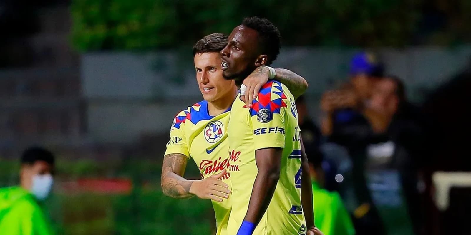 Brian Rodríguez junto a Julián Quiñones / FOTO SOY FÚTBOL