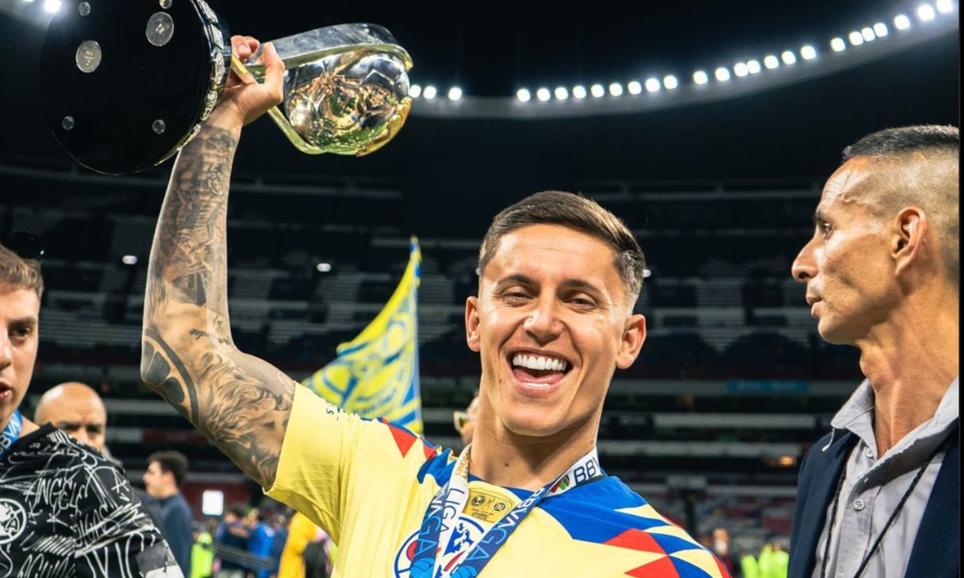 Brian Rodríguez levanta el trofeo de campeón de México (Fuente: Instagram Brian Rodríguez)