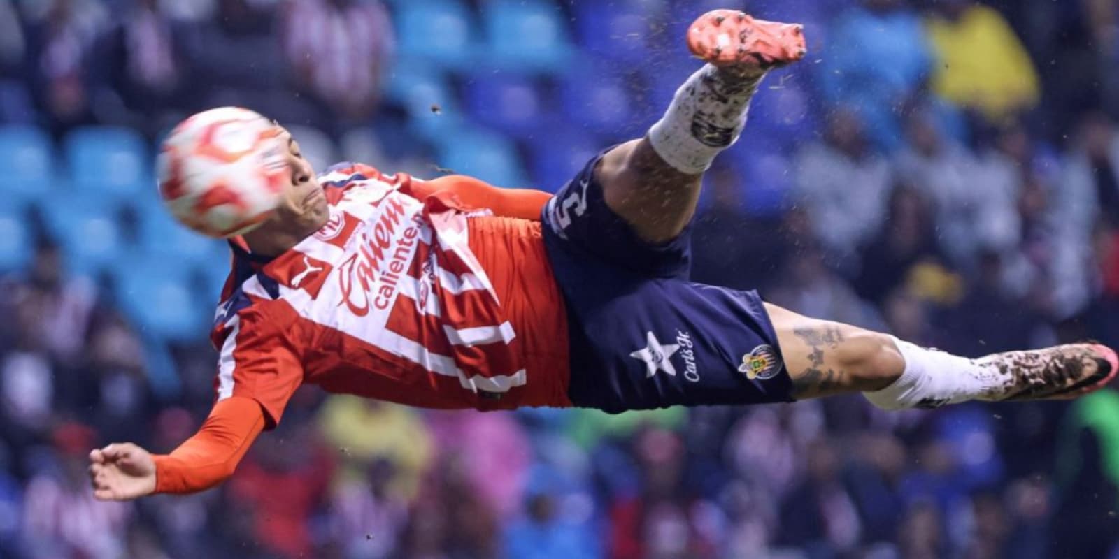 Bryan González inauguró el marcador entre Puebla y Chivas con un increíble gol de tijera, mira de quién aprendió a perfeccionar su remate