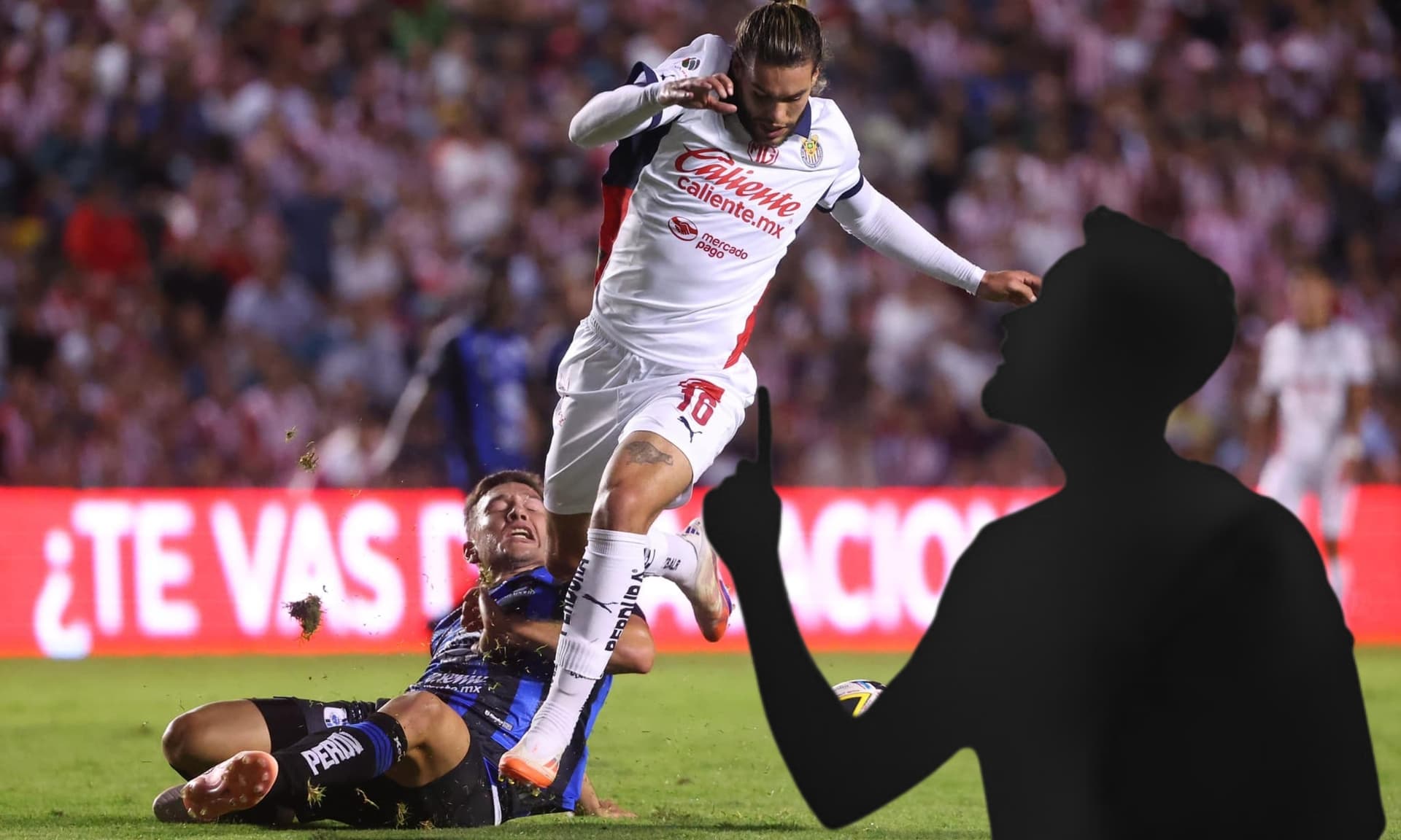 Cade Cowell disputa una pelota con un jugador de Querétaro (Fuente: Chivas)