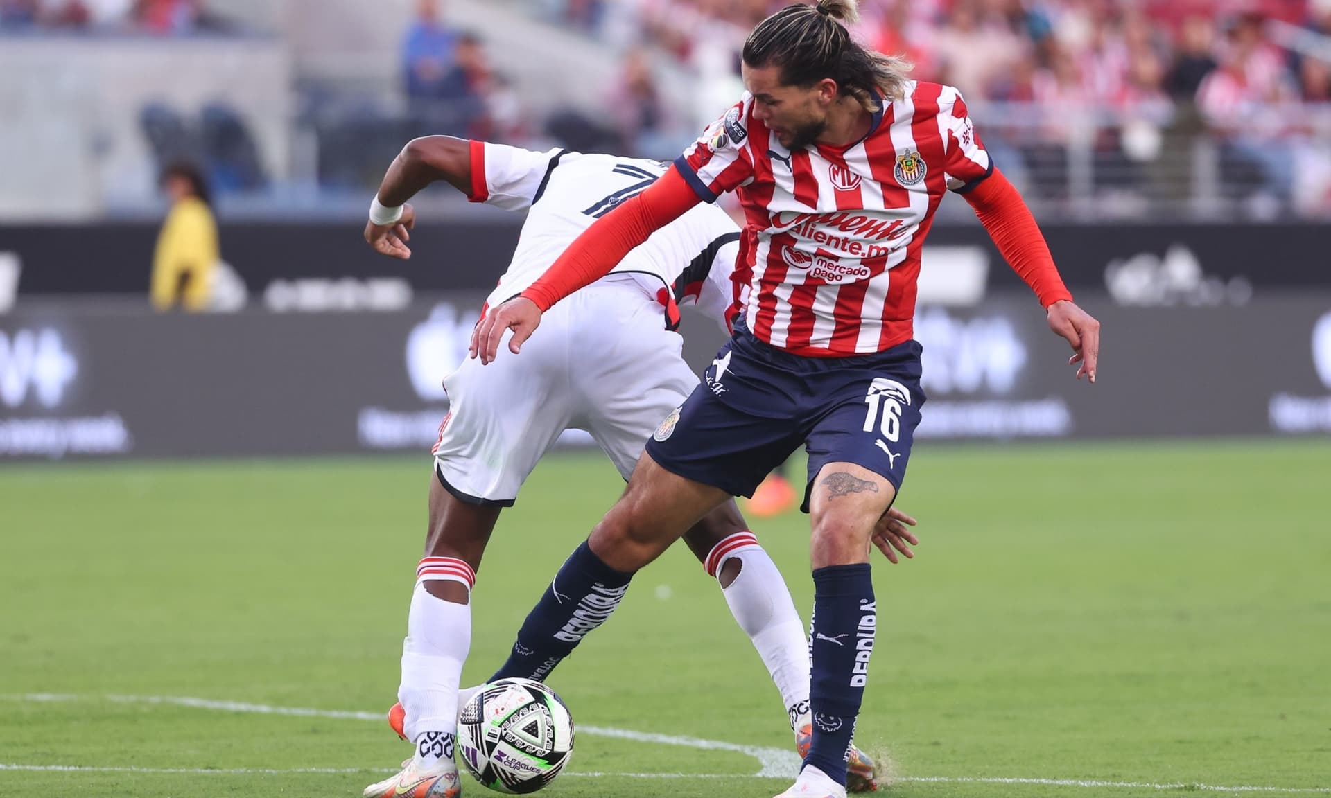 Cade Cowell disputa una pelota con un jugador del San José (Fuente: Chivas)