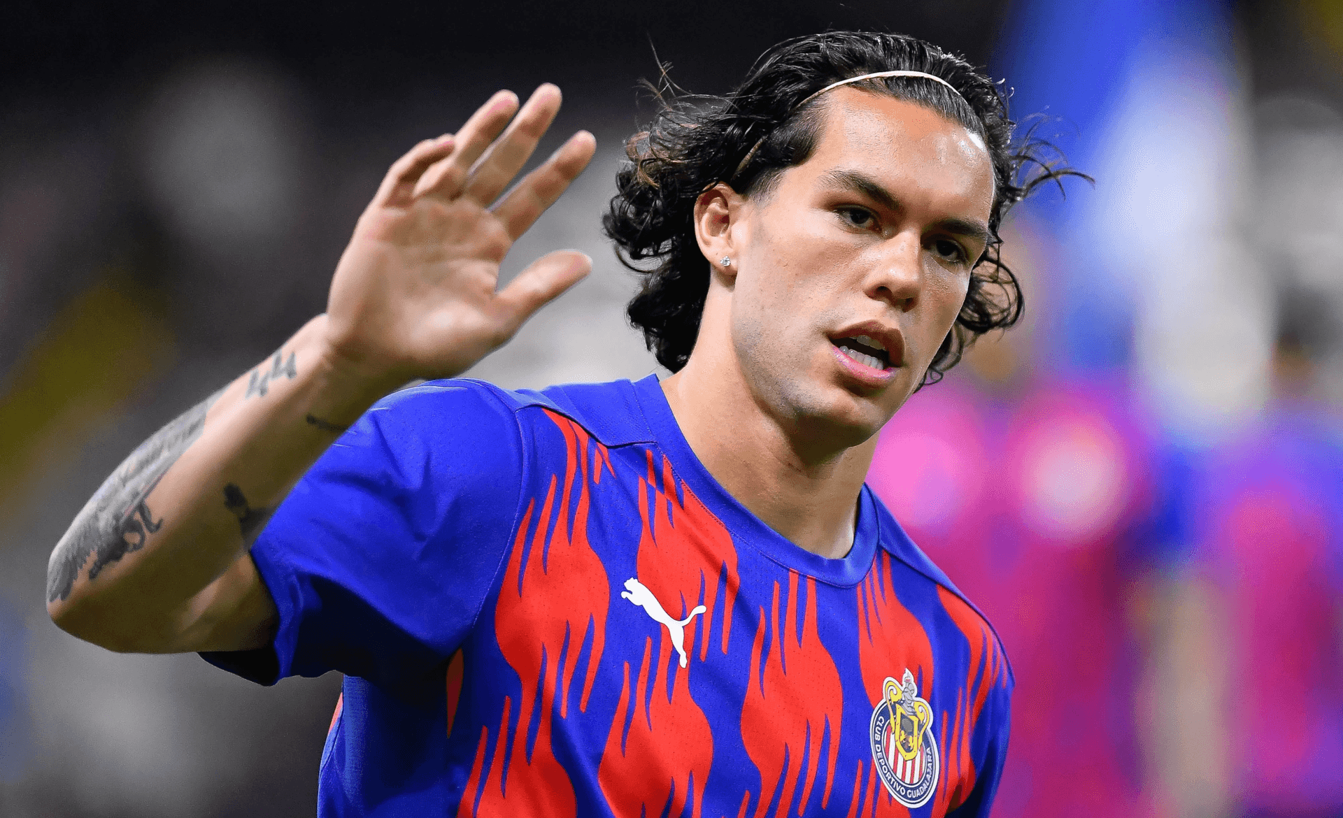 Cade Cowell saluda a la gente de Chivas (Fuente: Mexsports)