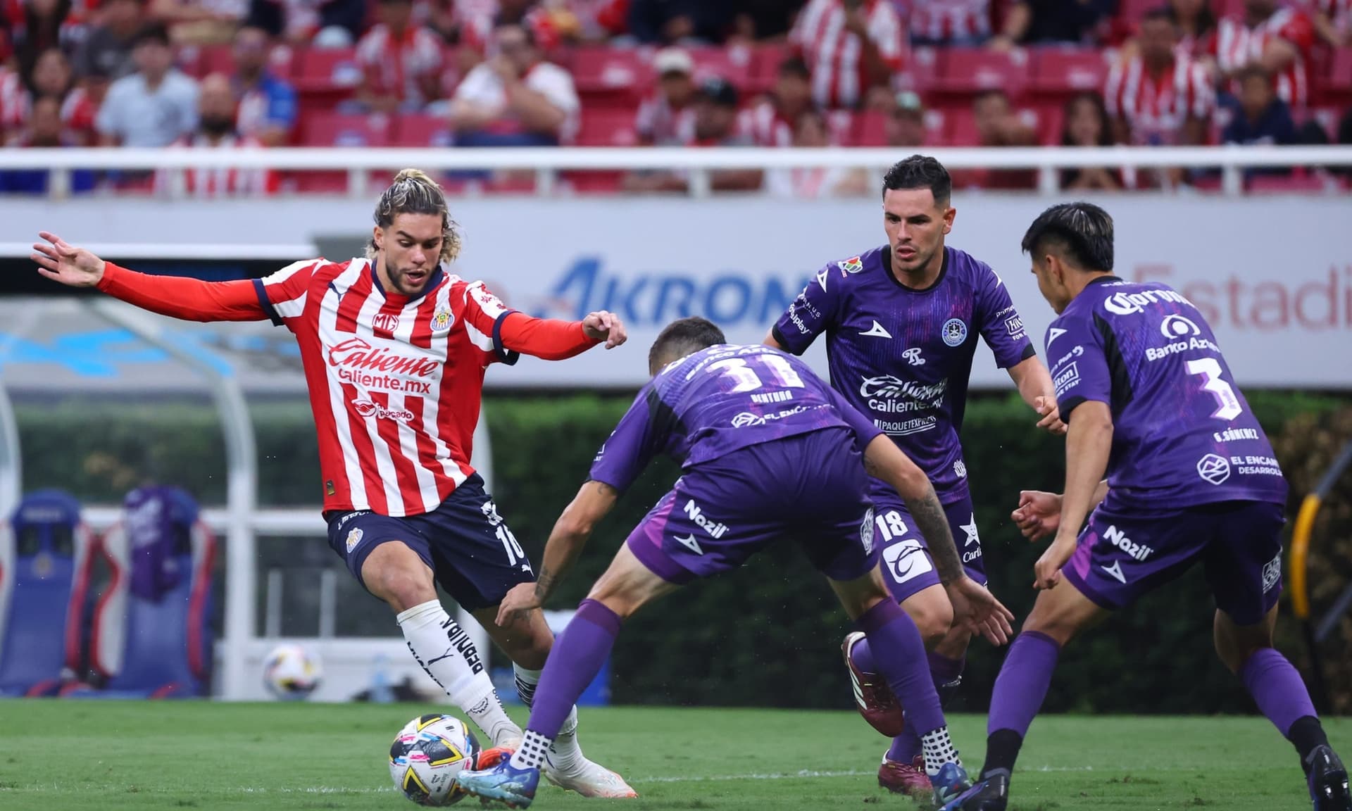Cade Cowell se saca de la marca de Ventura Alvarado en el 1er gol de Chivas (Fuente: Chivas)