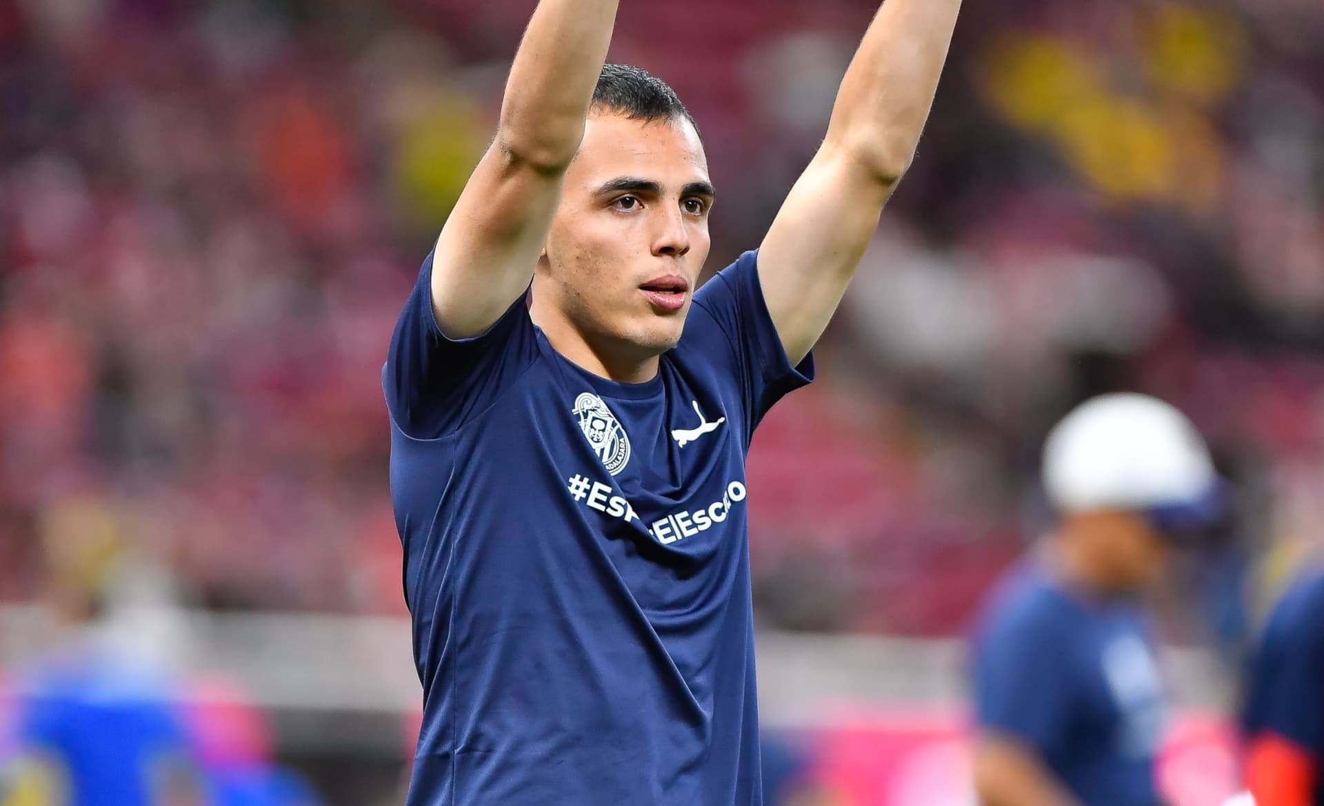 Camberos saluda al aficionado de las Chivas (Fuente: Mexsports)