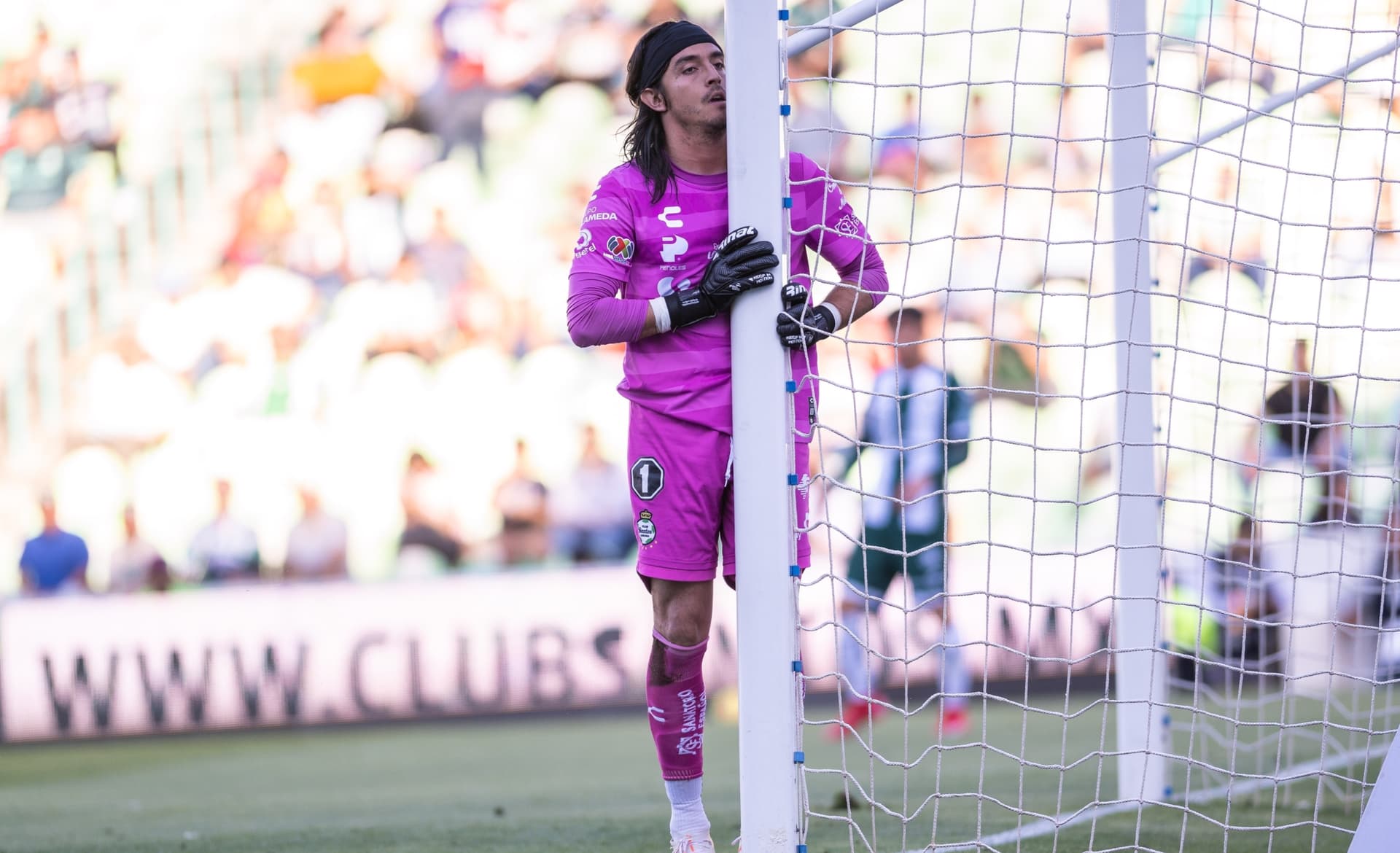 Carlos Acevedo falla en un cotejo de Liga MX, con Santos (Fuente: Mexsports)